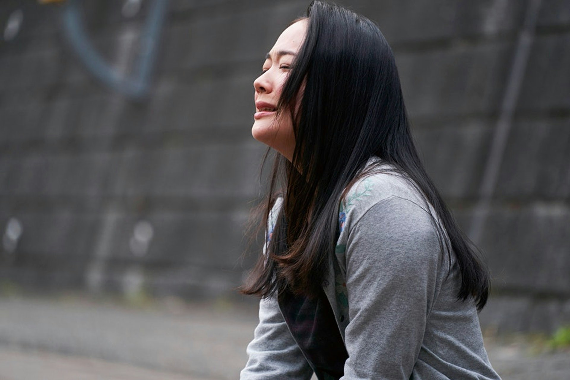 有港女發帖訴苦，稱多年來需為「爛賭」母親「執手尾」。（《日日是好日》劇照）