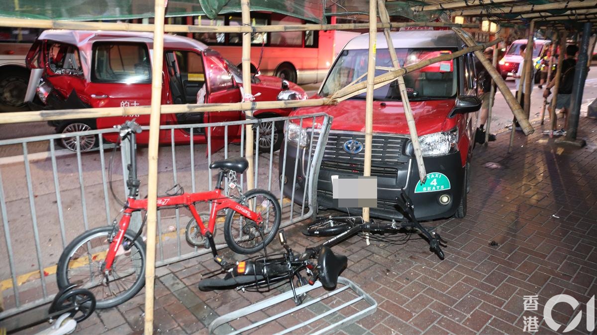 土瓜灣3車串燒相撞 凌志司機疑踩錯油門肇禍 的士被推上行人路