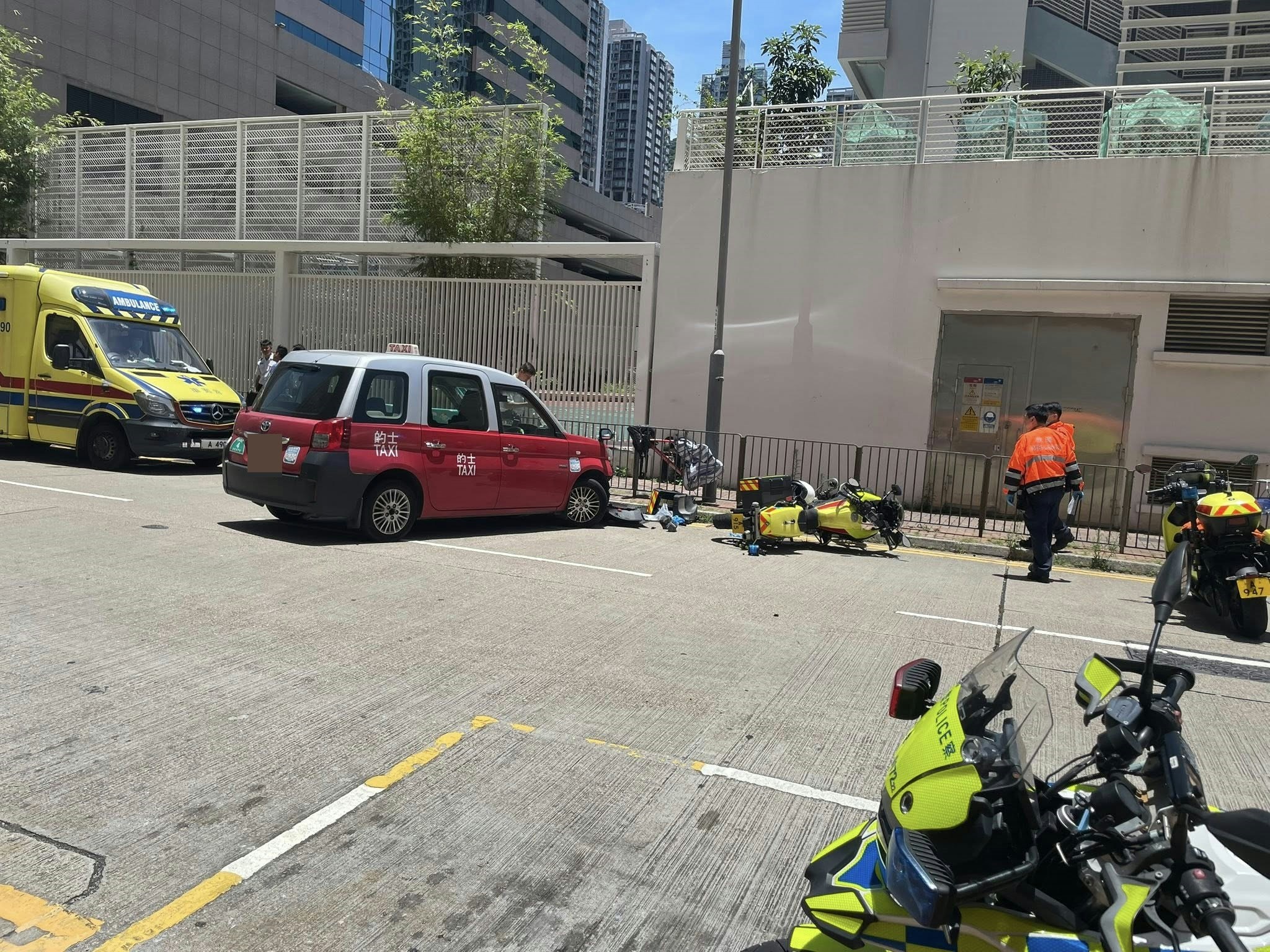 長沙灣救護電單車與的士相撞 救護員受傷送院