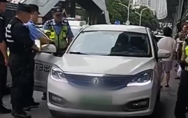 高考考點外故意鳴笛不聽勸 網約車司機遭扣查被轟:挑釁公權力