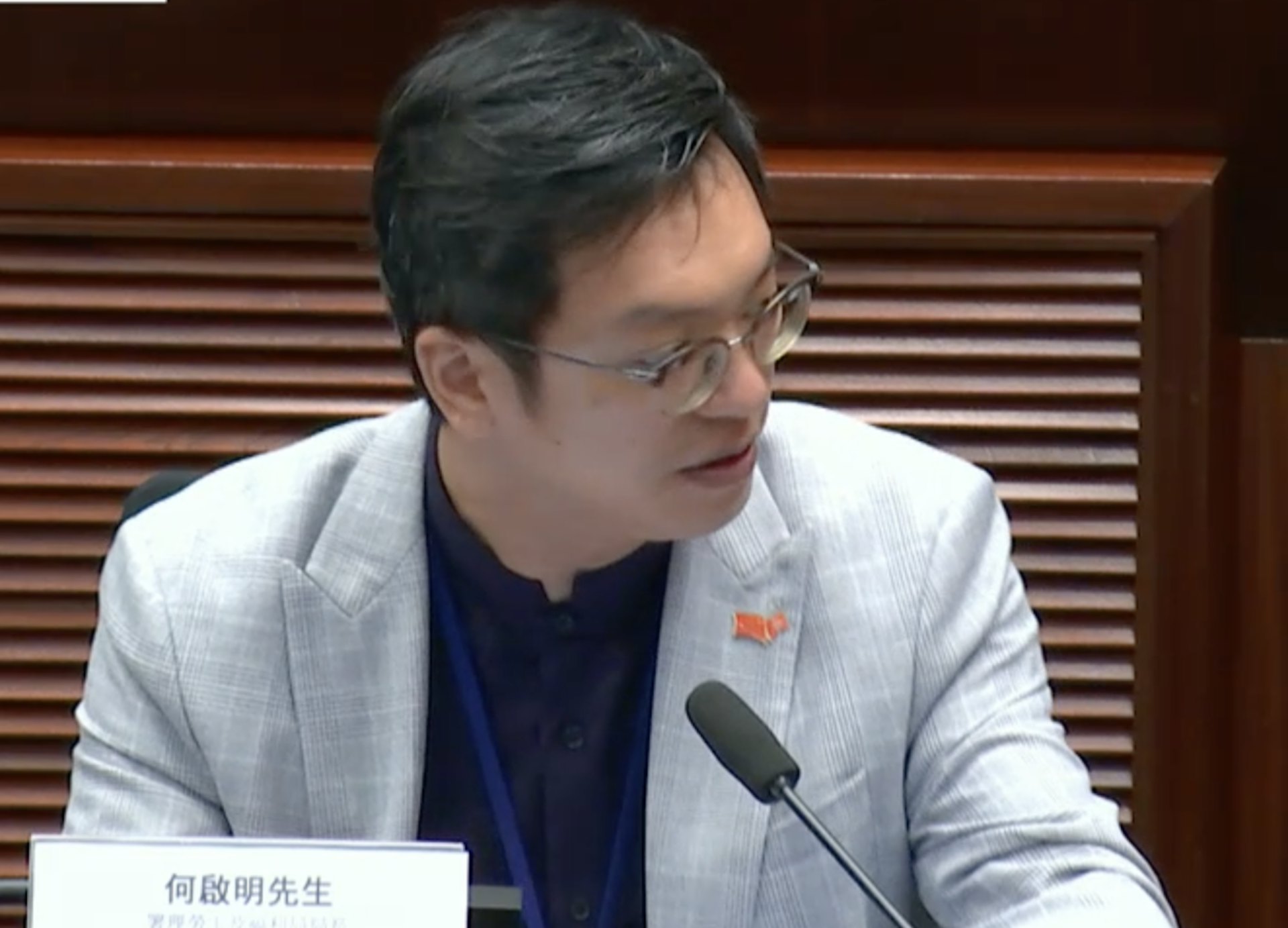 署理勞工及福利局局長何啟明強調降低誘因能減少欺詐。(直播截圖) 署理勞工及福利局局長何啟明強調降低誘因能減少欺詐。(直播截圖)