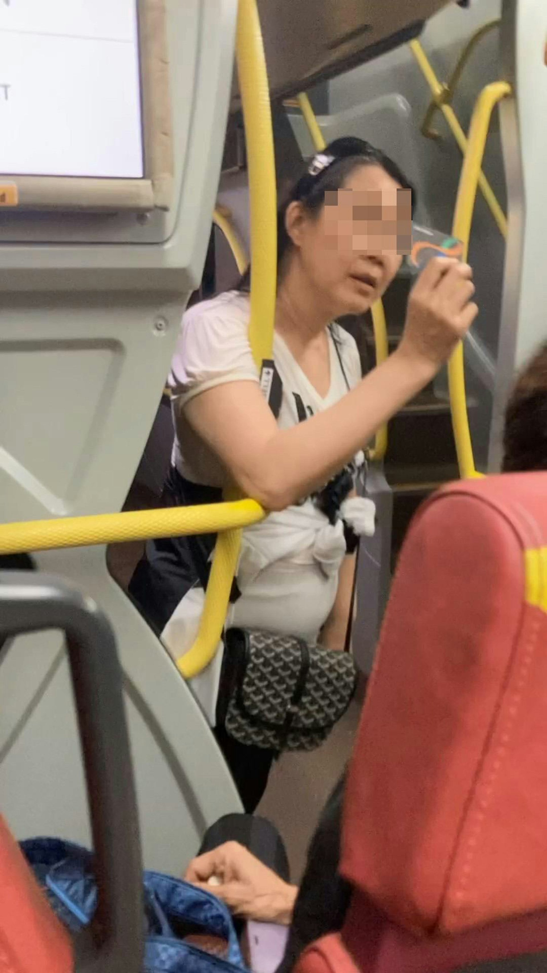 老婦站在近中間車門位置與乘客爭吵。(good_morninggggg.__/Threads影片截圖)