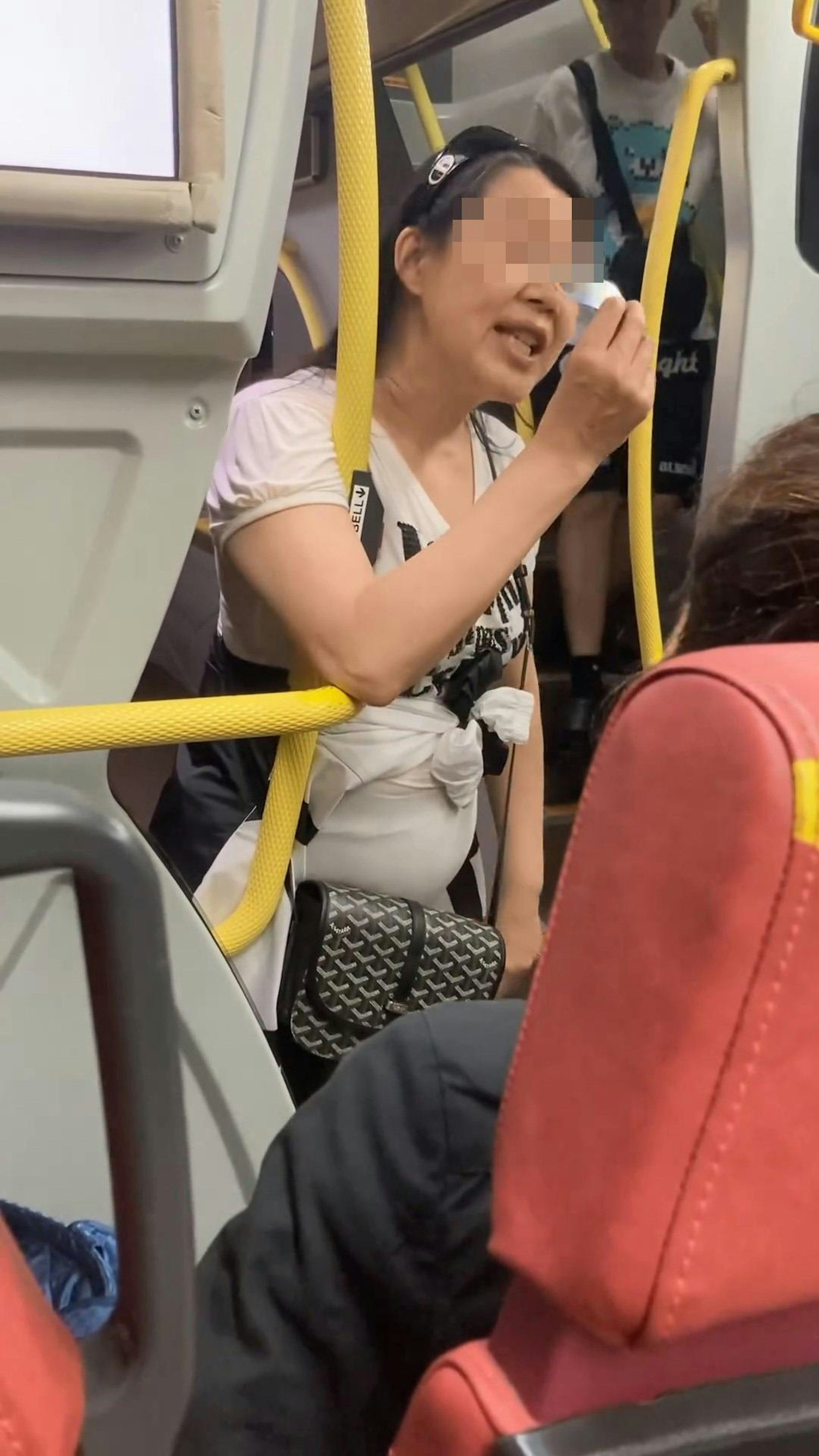 老婦站在近中間車門位置與乘客爭吵。(good_morninggggg.__/Threads影片截圖)