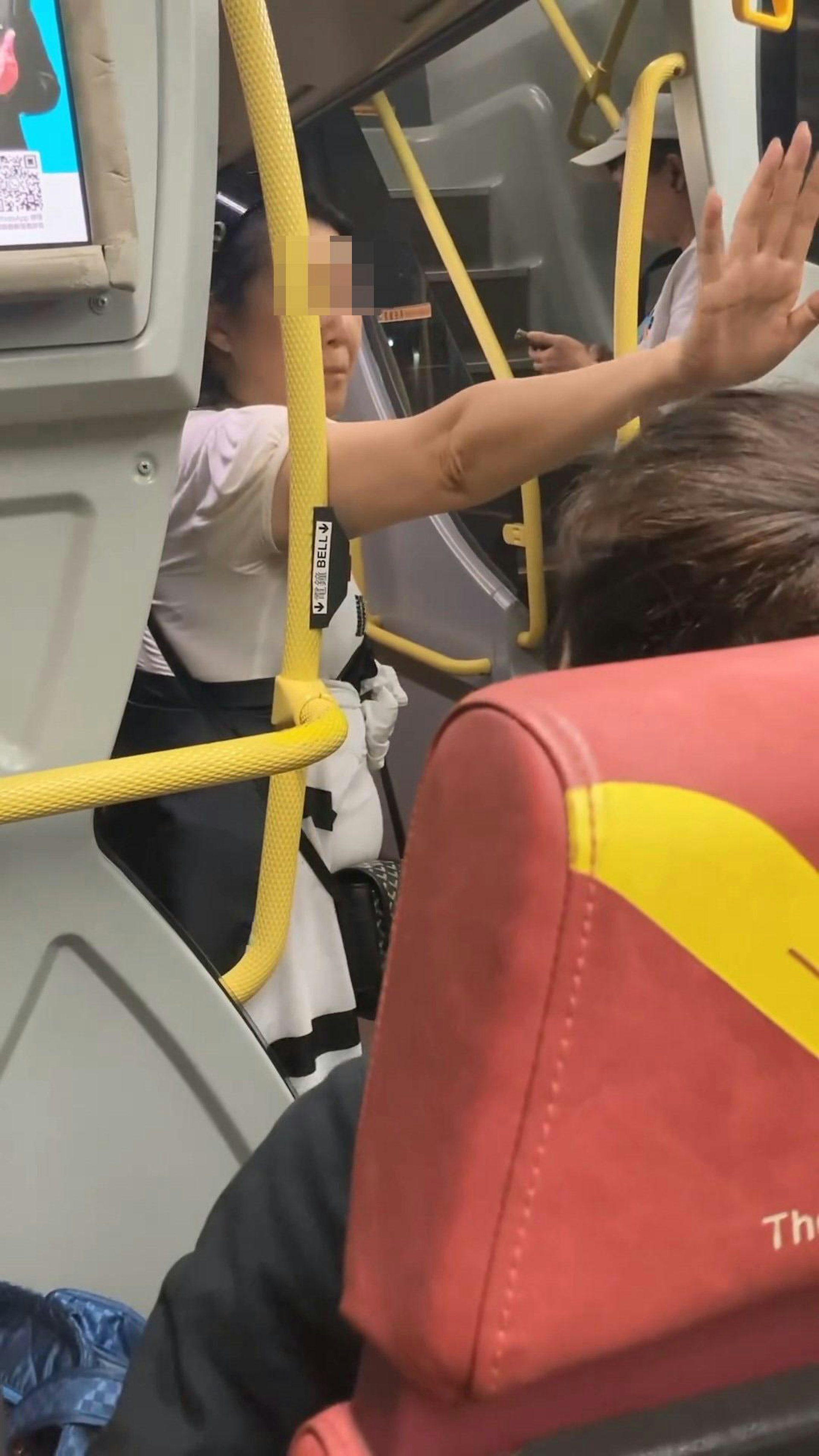 乘客解釋要用樂悠咭才能使用2元乘車優惠,老婦即發難伸手叫停。(good_morninggggg.__/Threads影片截圖)