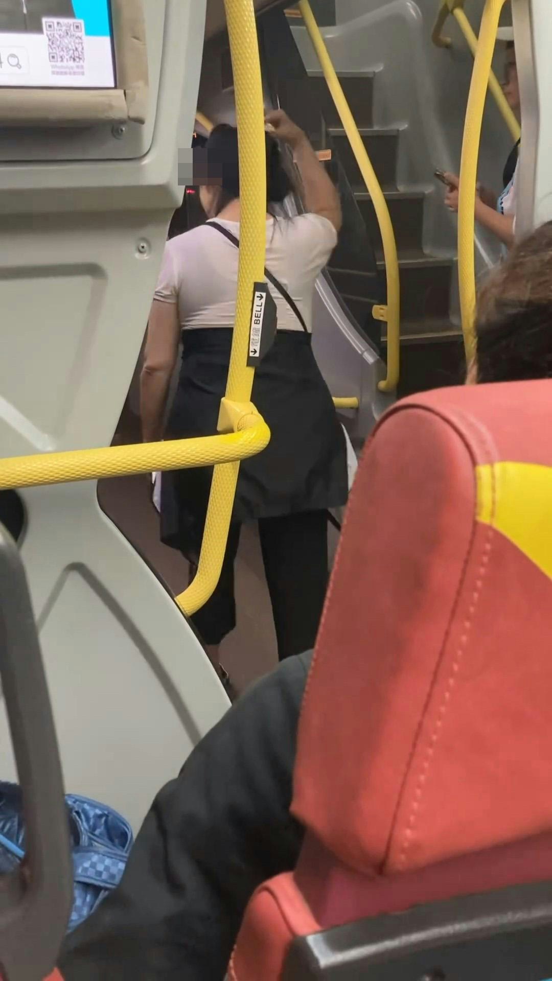 老婦被乘客「圍攻」,轉身走向車頭。(good_morninggggg.__/Threads影片截圖)