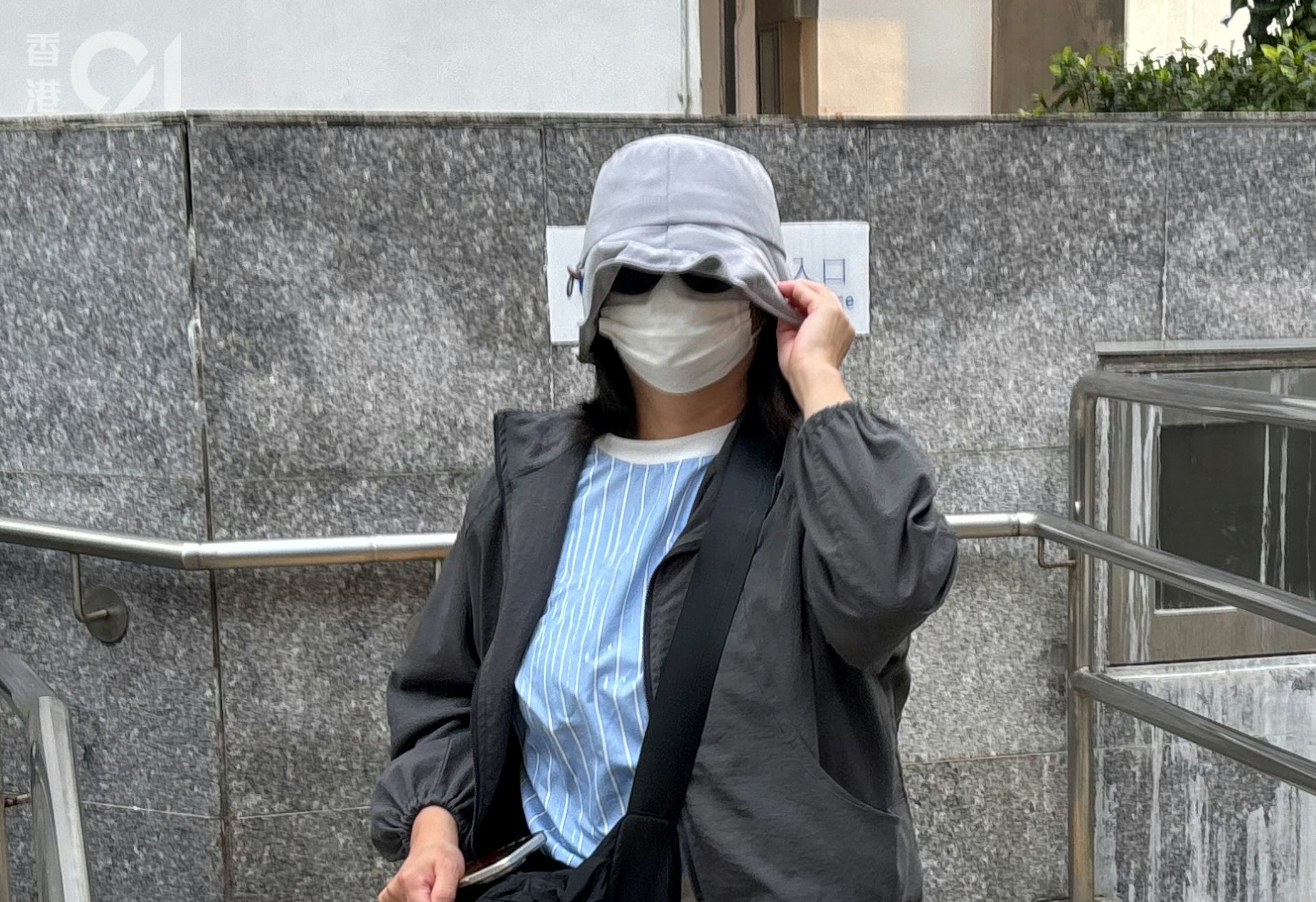被告李瑞香稱,她當時相信兒子鄺港智所涉的盜竊案,已賠錢了事,並認為兒子是奉公守法的好市民。(朱棨新攝) 被告李瑞香稱,她當時相信兒子鄺港智所涉的盜竊案,已賠錢了事,並認為兒子是奉公守法的好市民。(朱棨新攝)