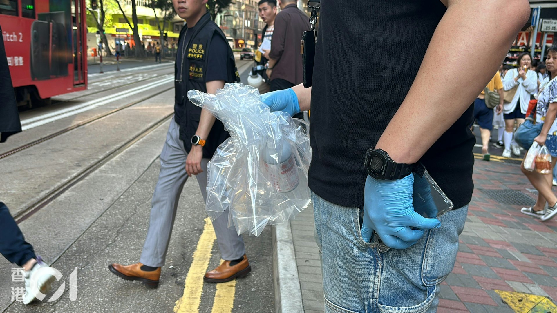 灣仔莊士頓道一名女子被人淋液體襲擊受傷,警員在附近檢走一個通渠水樽。(陳浩然攝) 灣仔莊士頓道一名女子被人淋液體襲擊受傷,警員在附近檢走一個通渠水樽。(陳浩然攝)