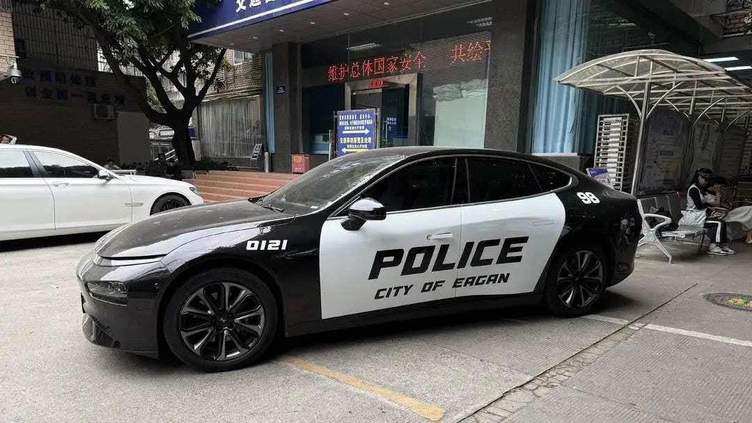 成都私家車擅噴「police」字樣 司機被責令恢復車輛原貌兼罰款