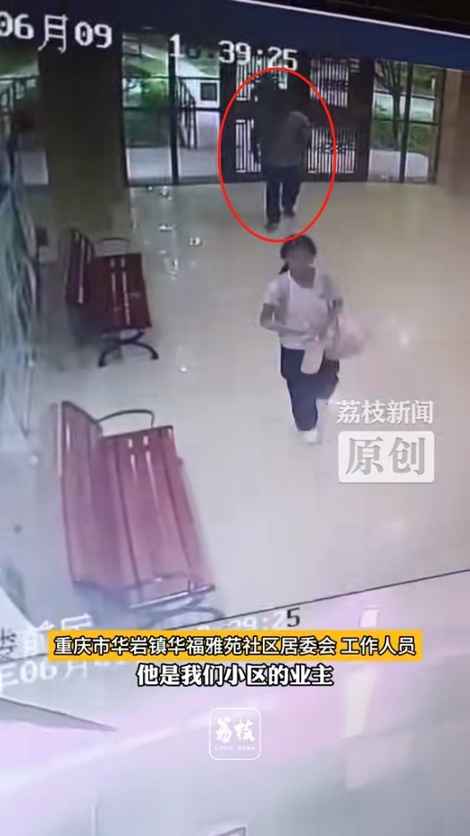 女童與兩名男子先後進入樓棟等電梯。（影片截圖）