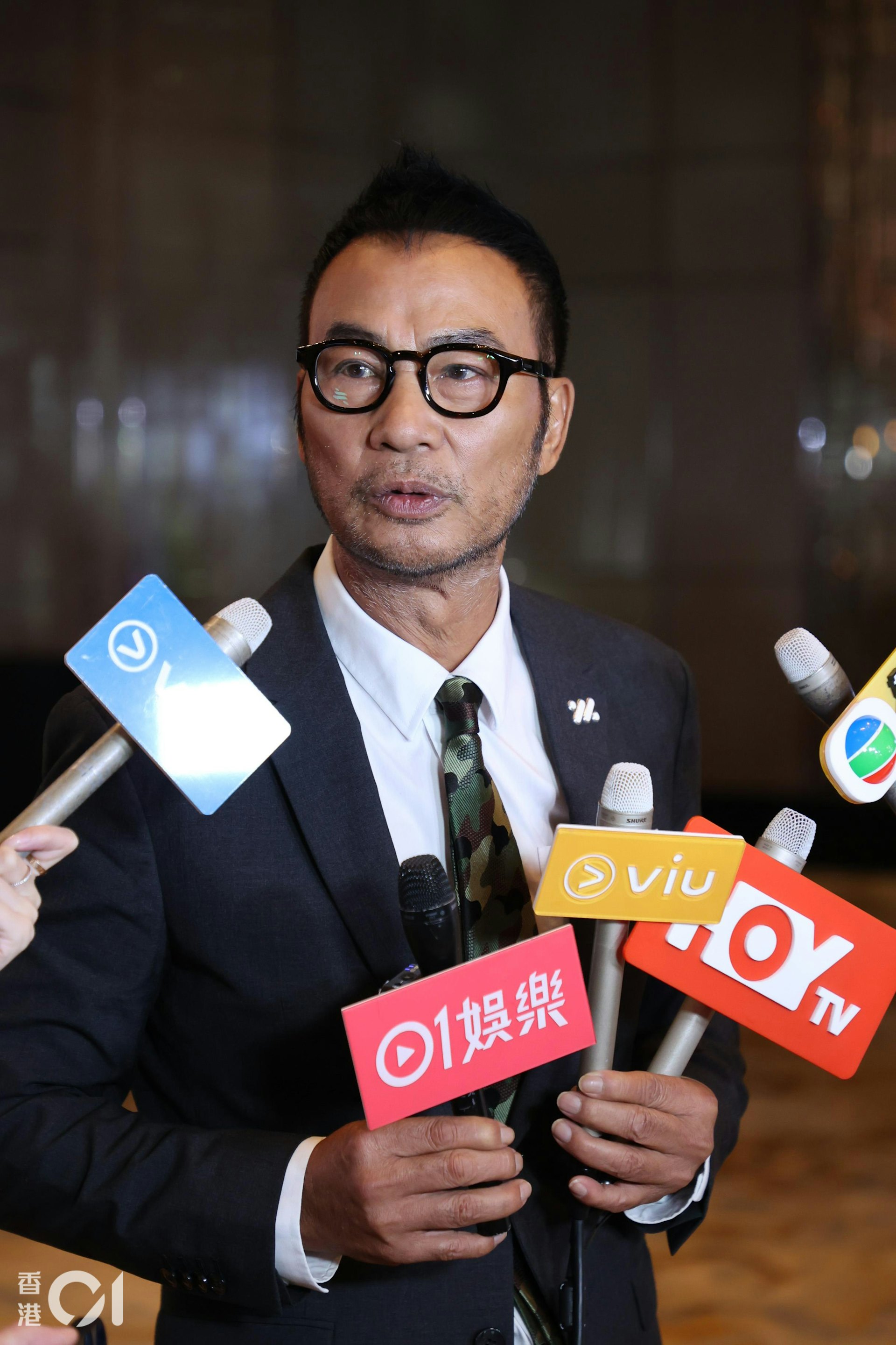 任達華在新加坡被網民捕獲在街邊吸煙。(葉志明攝) 任達華在新加坡被網民捕獲在街邊吸煙。(葉志明攝)
