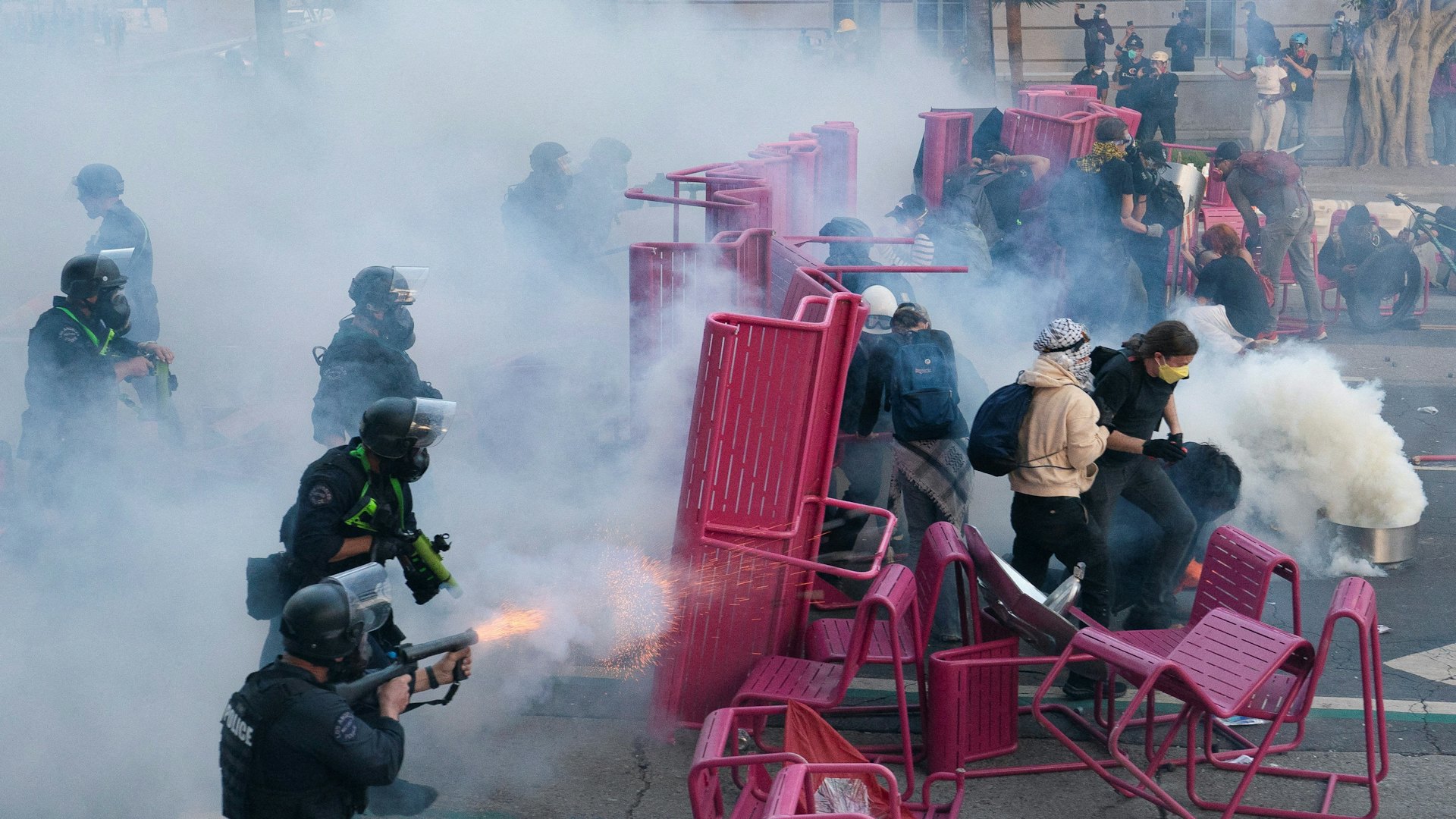 2025年6月8日,美國加州洛杉磯,大量民眾在市中心參與抗議聯邦執法人員的執法行動,警方用路障封鎖街道,隨後用煙霧彈驅散示威者。(Reuters)