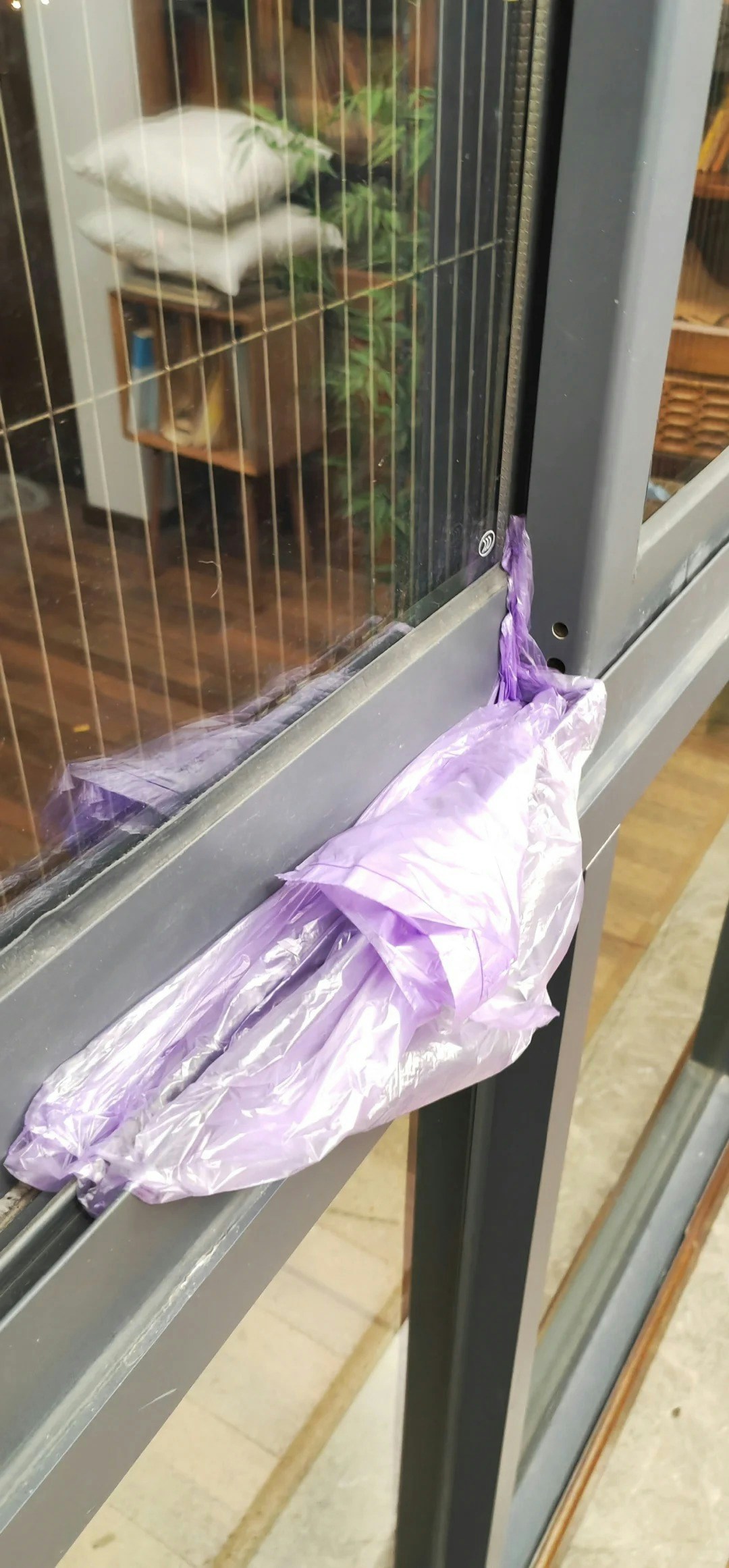 在打開窗時沿著窗邊四周攝入膠袋,然後關窗將膠袋夾實。(小紅書@厦萌狼)