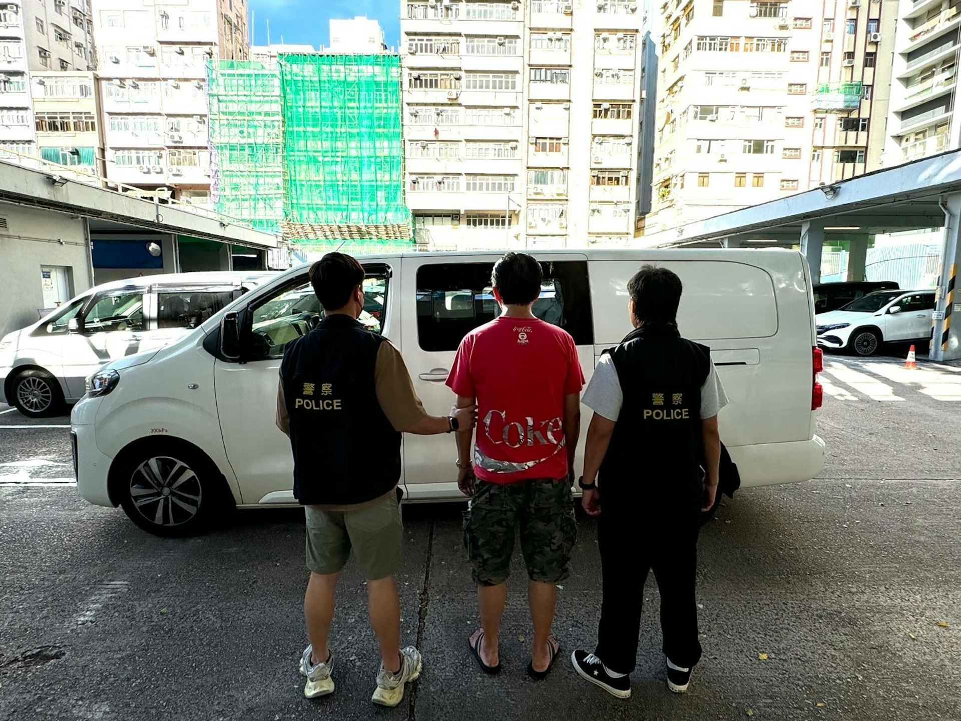 人員於該單位內拘捕一名56歲姓楊本地男子,涉嫌「管理賣淫場所」。(警方提供) 人員於該單位內拘捕一名56歲姓楊本地男子,涉嫌「管理賣淫場所」。(警方提供)
