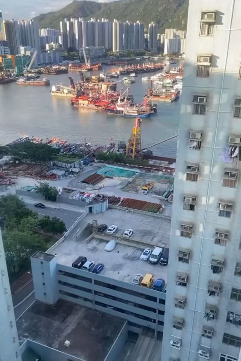 現場是停車場天台露天位置，附近有住宅單位和地盤，而且近海，相信樓主在高處拍攝，而且距離相當遠。（facebook群組「香港交通及突發事故報料區」影片截圖）
