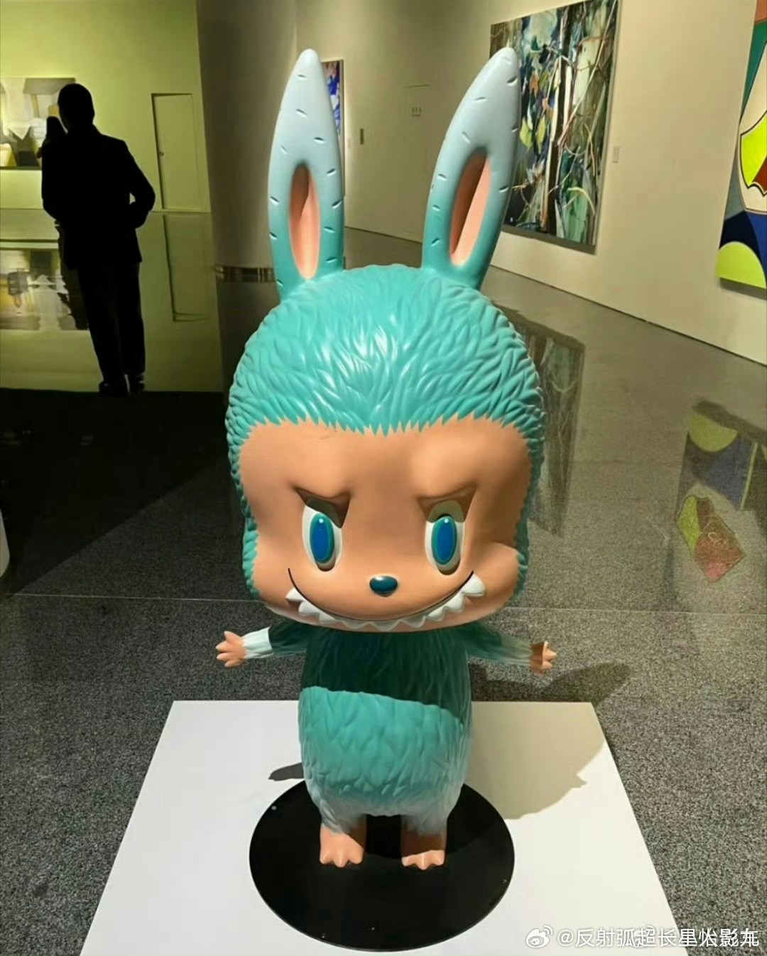 一款全球唯一一隻薄荷色LABUBU在拍賣會上亮相，落槌價為108萬元人民幣。（微博）