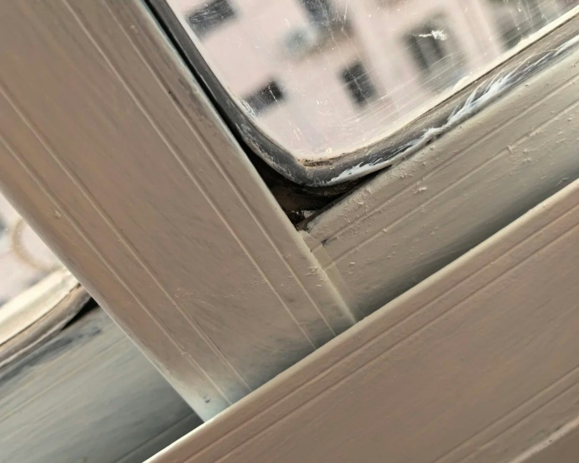 窗邊膠條老化,在打風落雨時便會漏水。(小紅書@Damon)