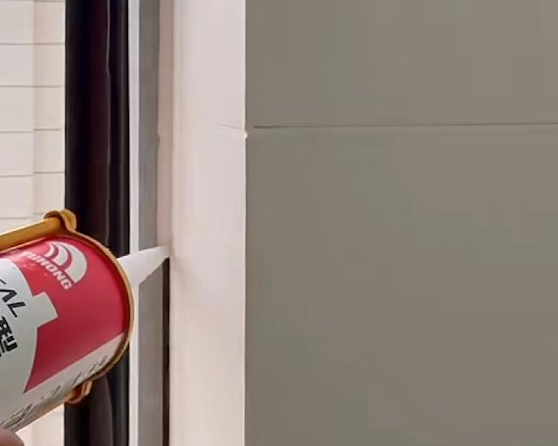 暴封膠防水性高,可在雨天使用。(網上圖片)