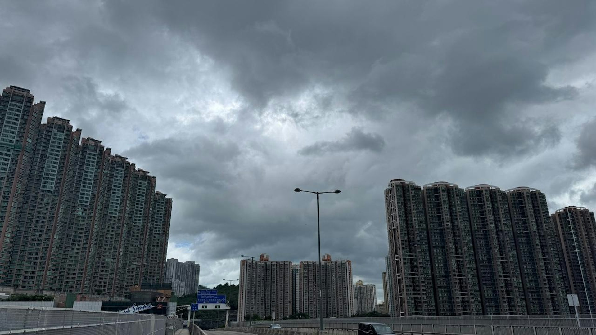天文台預測本港今日(12日)大致多雲,間中有狂風驟雨及幾陣雷暴。(香港01記者攝) 天文台預測本港今日(12日)大致多雲,間中有狂風驟雨及幾陣雷暴。(香港01記者攝)