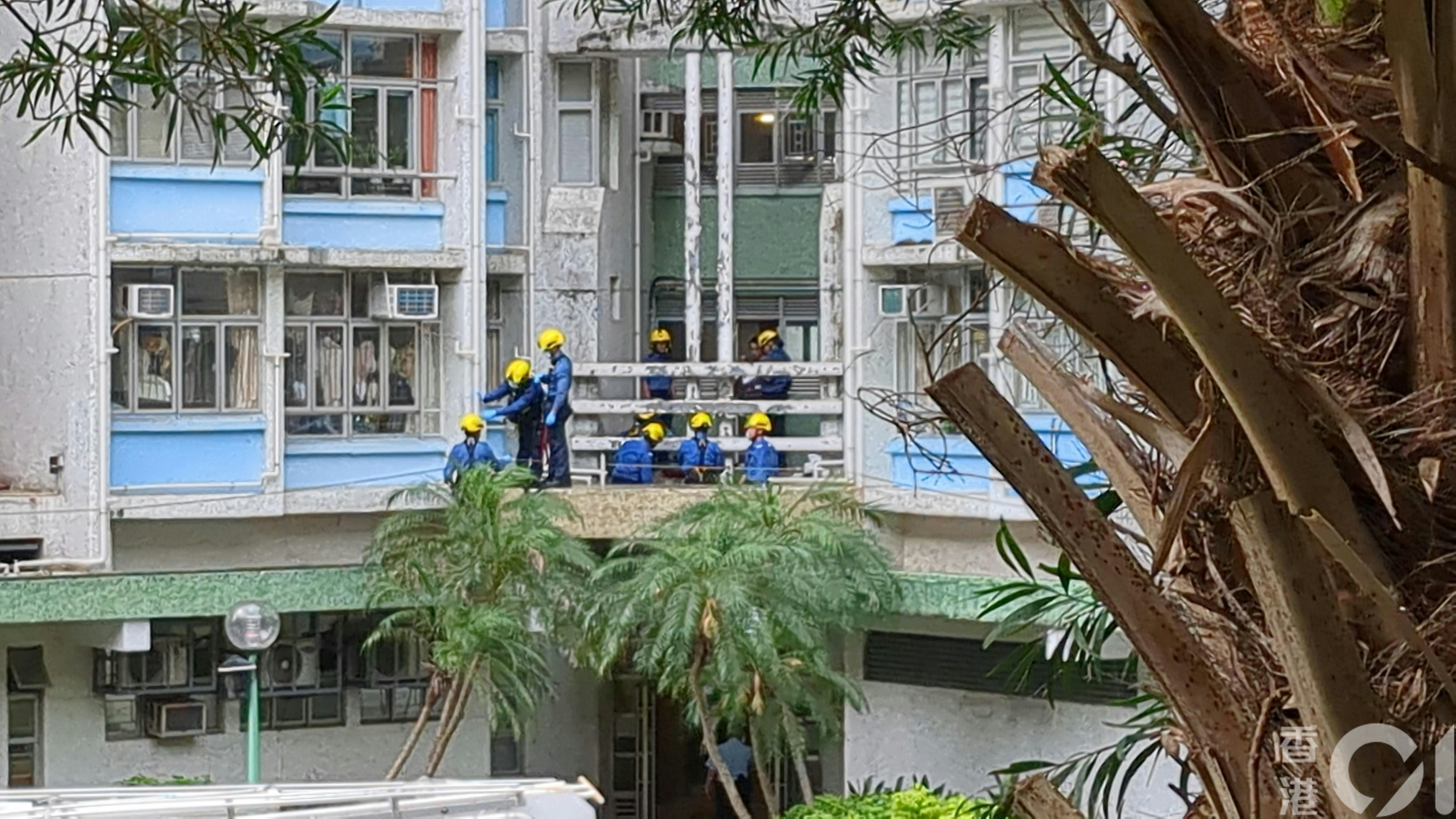 一名女子被發現倒臥平台。（黃偉民攝）