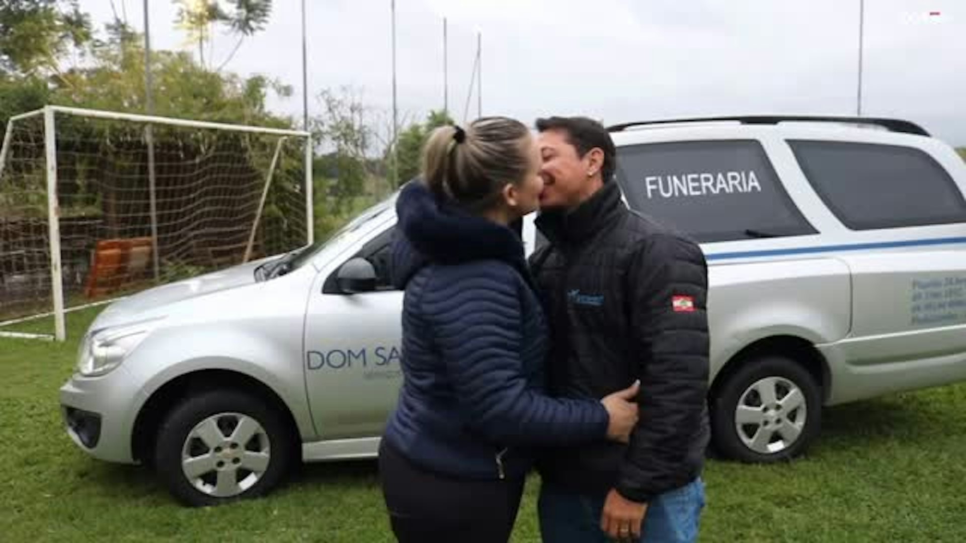 丹妮拉在親戚喪禮上對禮儀師阿波羅一見鍾情,於是2年來不斷參加婚禮引對方注意,終成功「坐靈車」嫁給意中人。(IG@danielasignor)