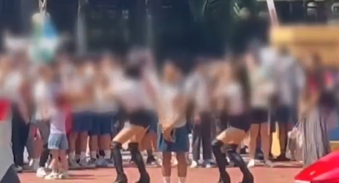 台中有家長為慶祝小孩畢業找來辣妹在校門跳艷舞，引起熱議。（TVBS新聞網影片截圖）