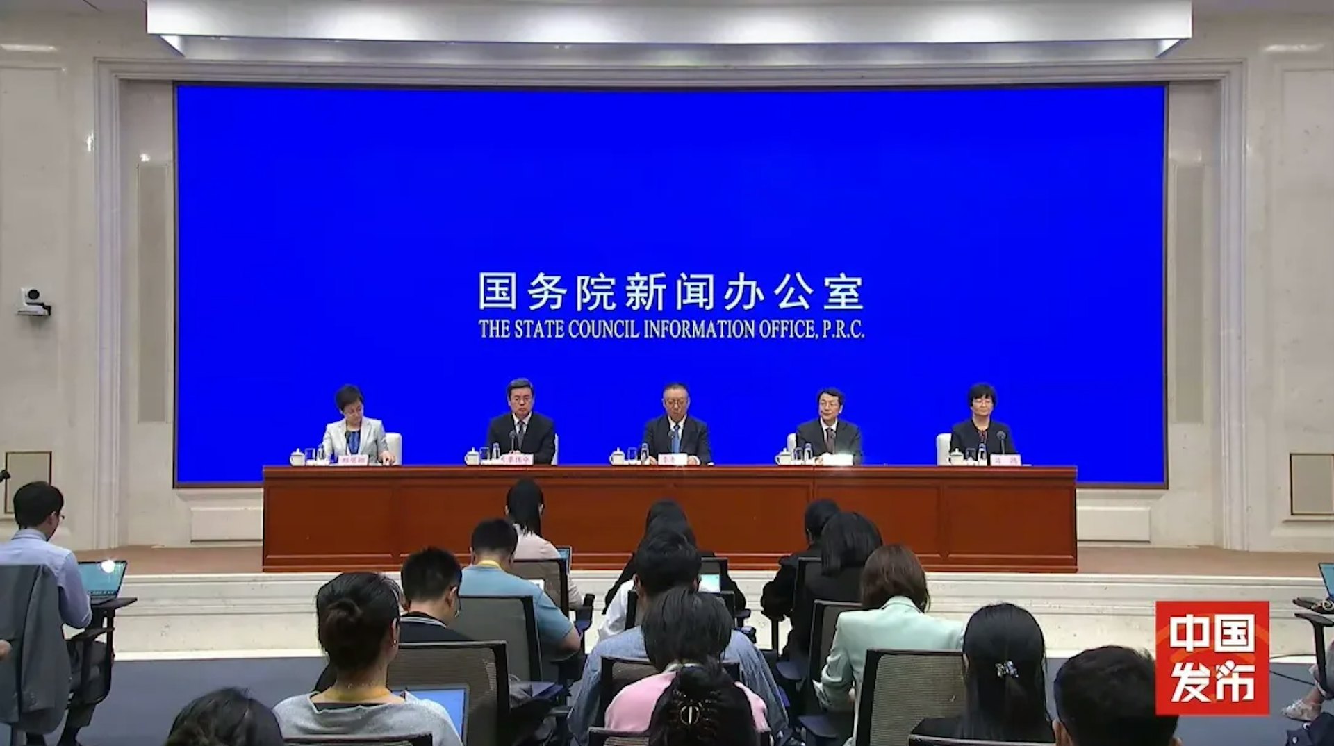 国务院新闻办公室今日(12日)上午10时举行新闻发布会,请国家发展改革委副主任李春临,广东省委常委、常务副省长张虎,深圳市委副书记、市长覃伟中和科技部有关负责人介绍《关于深入推进深圳综合改革试点深化改革创新扩大开放的意见》有关情况。 (中国发布)