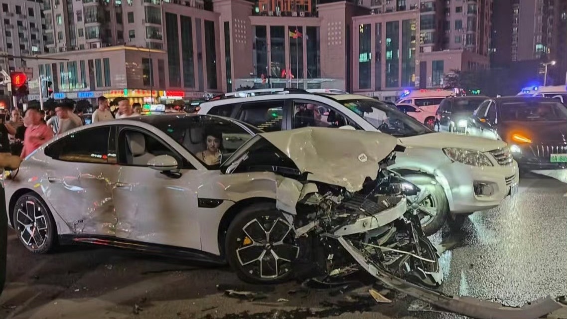 小米SU7鄭州鬧市連撞16車多人傷 女司機驚魂未定被警方控制 小米SU7鄭州鬧市連撞16車多人傷 女司機驚魂未定被警方控制