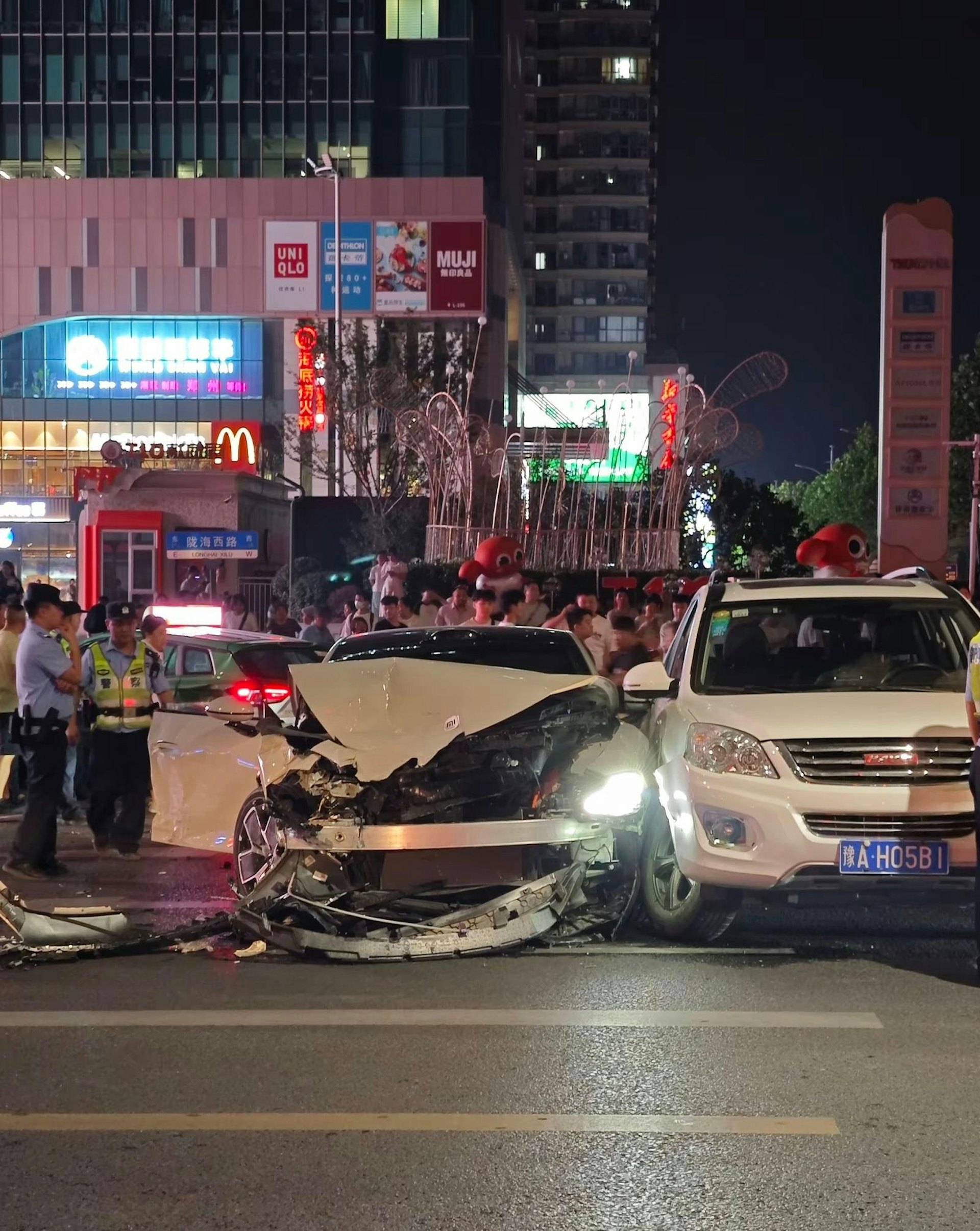 肇事的小米SU7車頭受損嚴重,泵把脫落。(微博@老K評說) 肇事的小米SU7車頭受損嚴重,泵把脫落。(微博@老K評說)