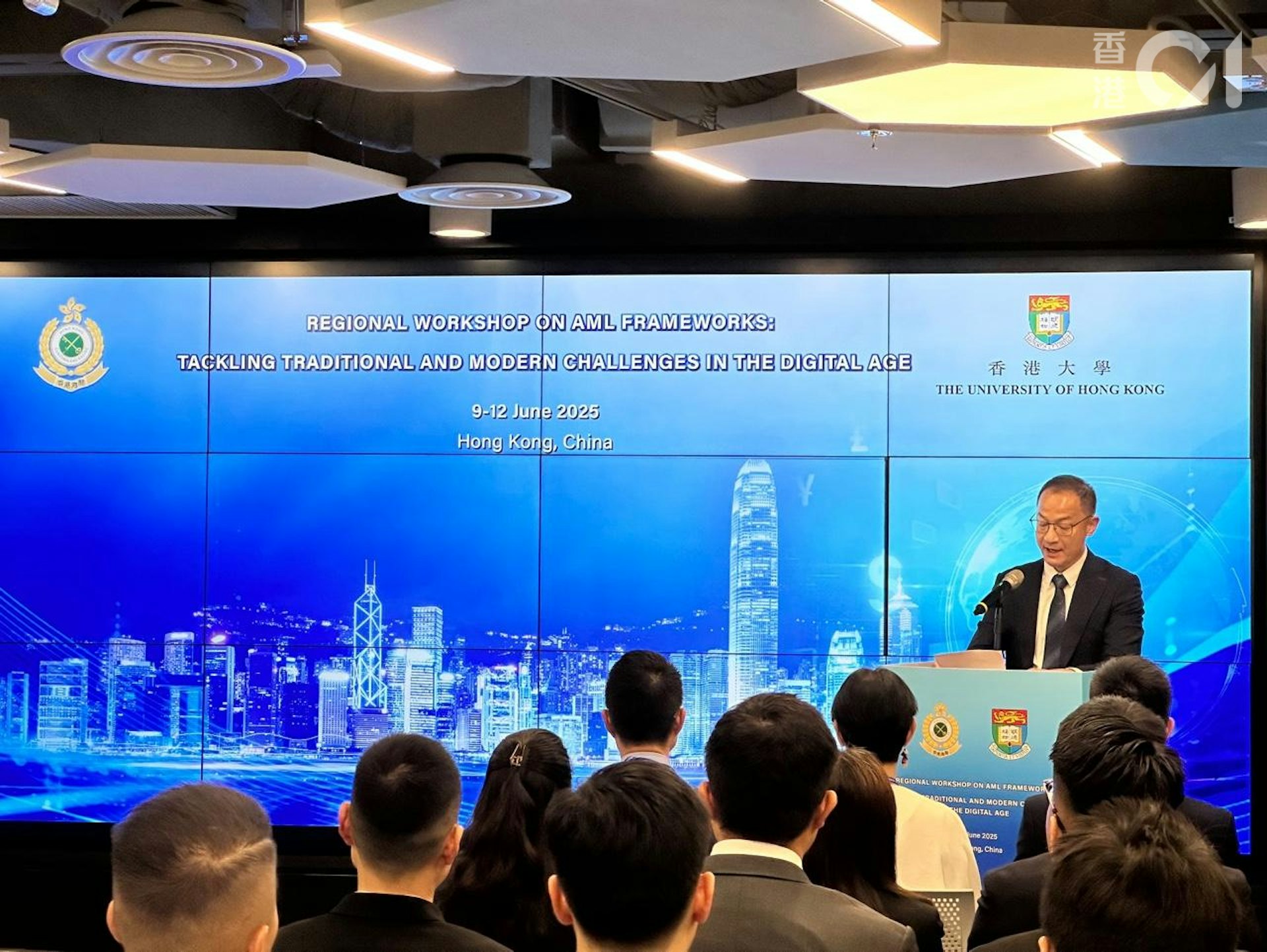 香港海關和香港大學合辦一連四日的區域打擊洗錢能力建設工作坊,助理關長黃浩然致辭時指,工作坊加強不同業界共同應對跨境調查清洗黑錢的能力。(李慧熒攝) 香港海關和香港大學合辦一連四日的區域打擊洗錢能力建設工作坊,助理關長黃浩然致辭時指,工作坊加強不同業界共同應對跨境調查清洗黑錢的能力。(李慧熒攝)