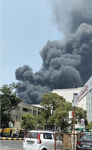 印度航空公司一架载有242人航班于起飞后不久在机场附近坠毁。(Getty)
