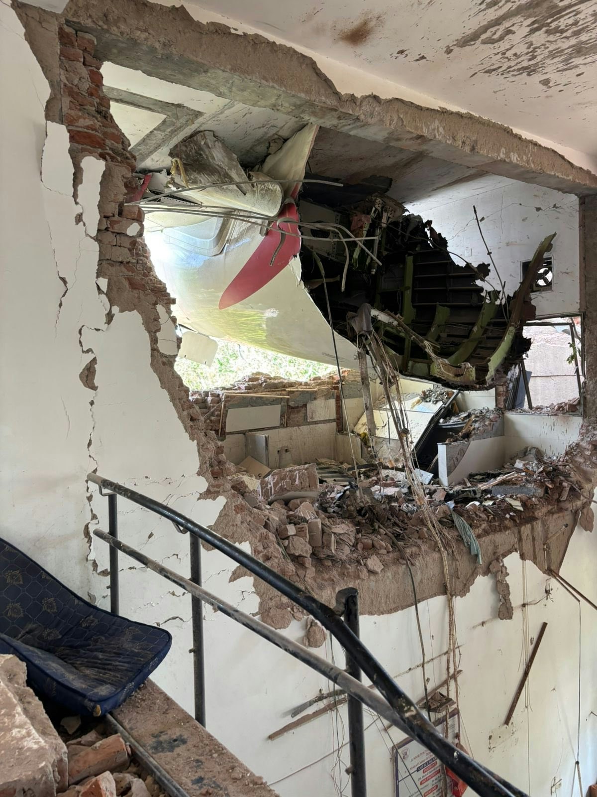 2025年6月12日,印度航空一架波音787 Dreamliner飞机在印度西部城市艾哈迈达巴德坠毁。全印度医学协会联合会(FAIMA)证实飞机坠毁在BJ医学院的学生宿舍,并表示许多医学生受伤。(X/ @FAIMA_INDIA_)
