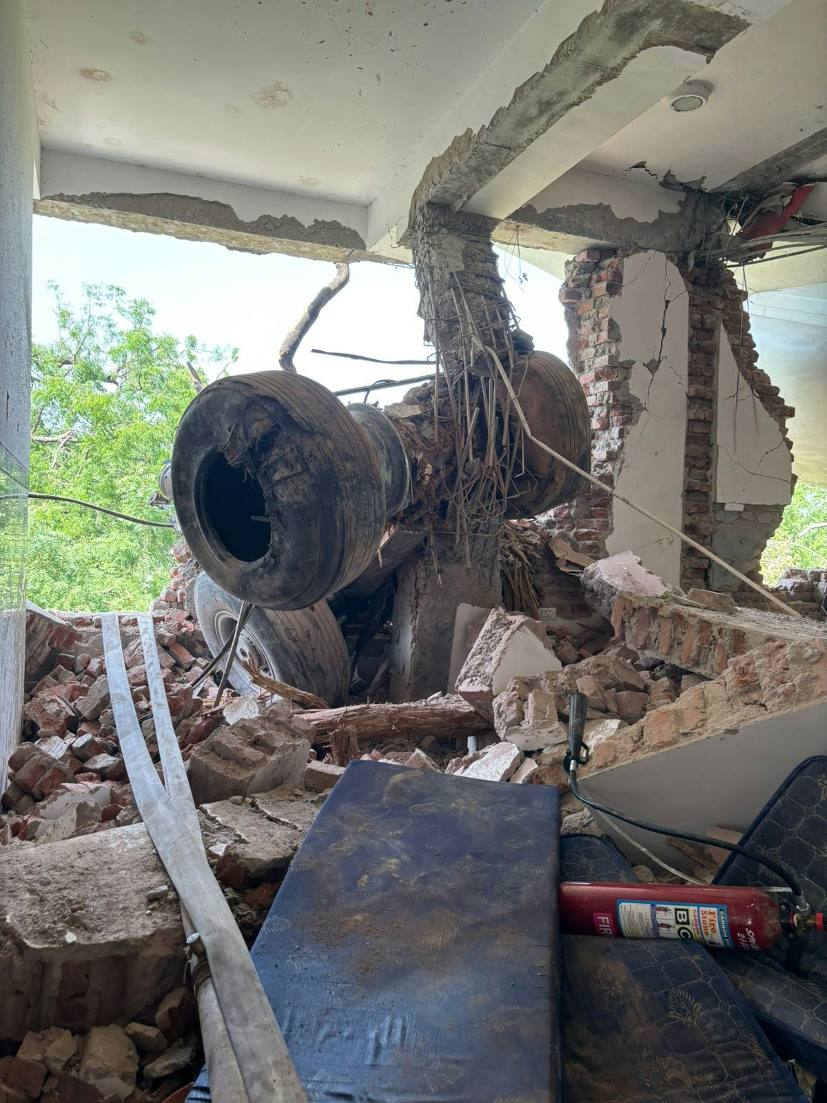 2025年6月12日,印度航空一架波音787 Dreamliner飞机在印度西部城市艾哈迈达巴德坠毁。全印度医学协会联合会(FAIMA)证实飞机坠毁在BJ医学院的学生宿舍,并表示许多医学生受伤。(X/ @FAIMA_INDIA_)