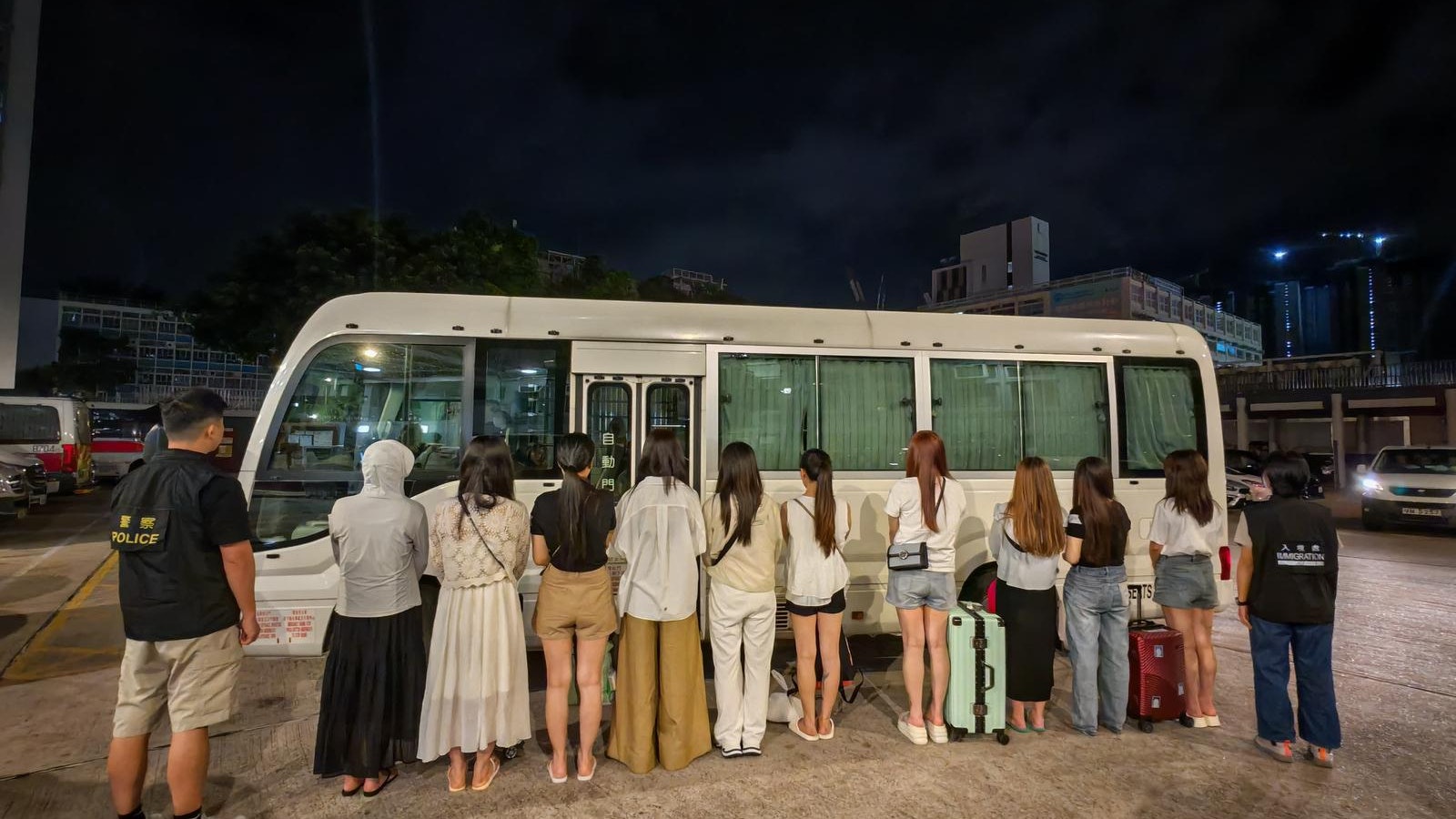 警聯入境處元朗打擊賣淫 拘31名內地女最細17歲 警聯入境處元朗打擊賣淫 拘31名內地女最細17歲