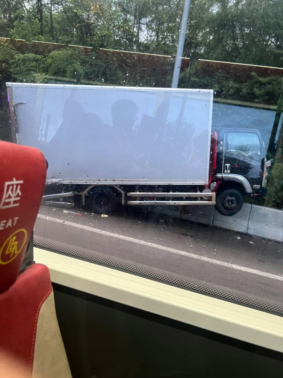 有貨車擱在石壆上。（網上圖片）