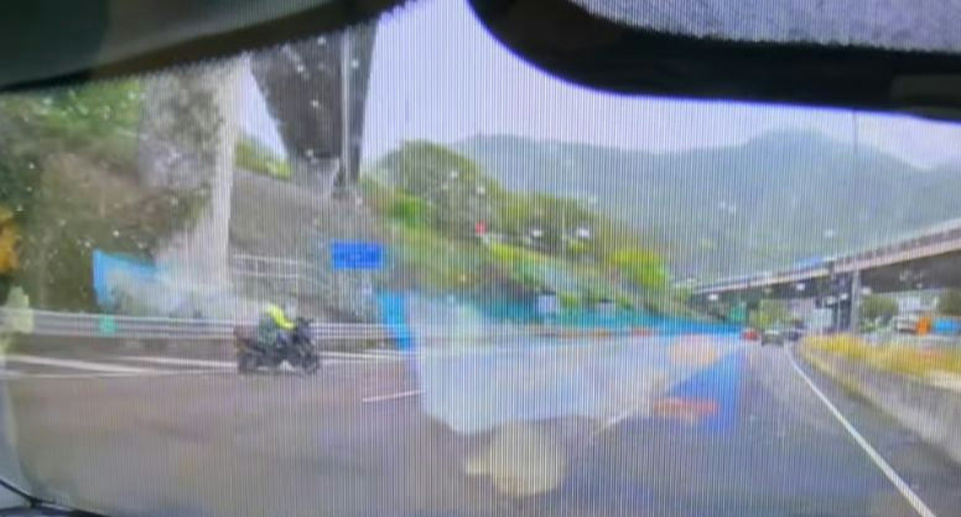 電單車由路肩駛出。(facebook「車cam L」截圖)