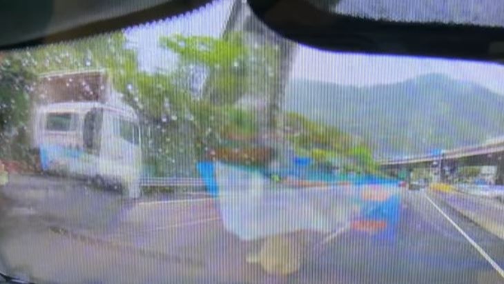 拖頭沿路駛至，電單車剛由路肩駛出。（facebook「車cam L」截圖）