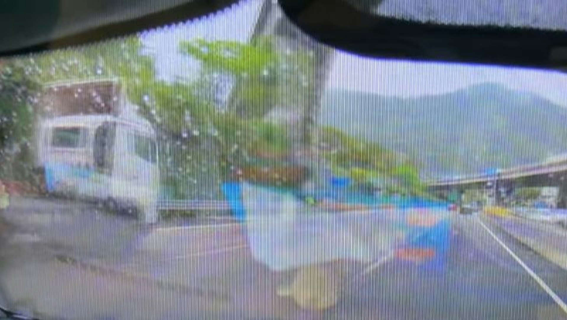 拖頭沿路駛至,電單車剛由路肩駛出。(facebook「車cam L」截圖)