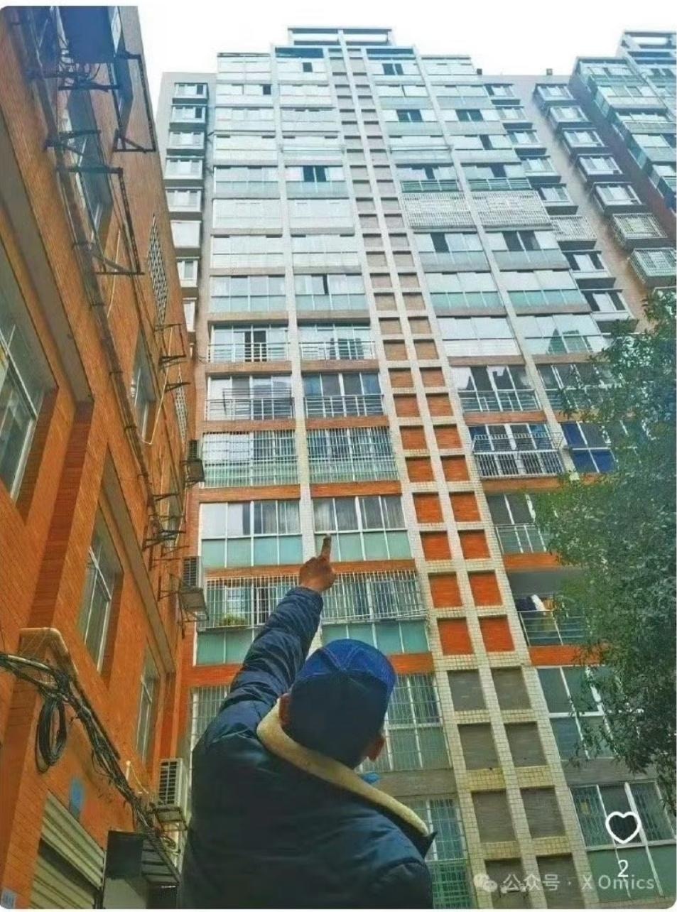 实习医生罗帅宇在医院宿舍附近的大楼堕楼身亡，但堕楼地点可疑。 （微博）
