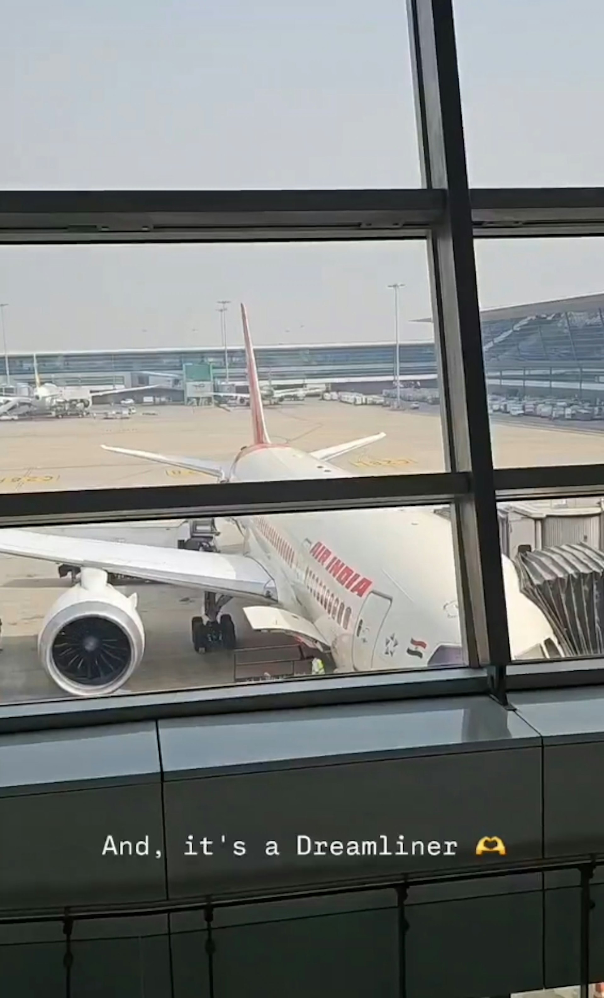 一名乘客在社群平台分享影片,声称自己在事发前搭过这架班机,爆料飞机上的冷气、娱乐萤幕等电子设备在起飞前数小时就已经失灵。(X@akku92) alauae__007.jpg