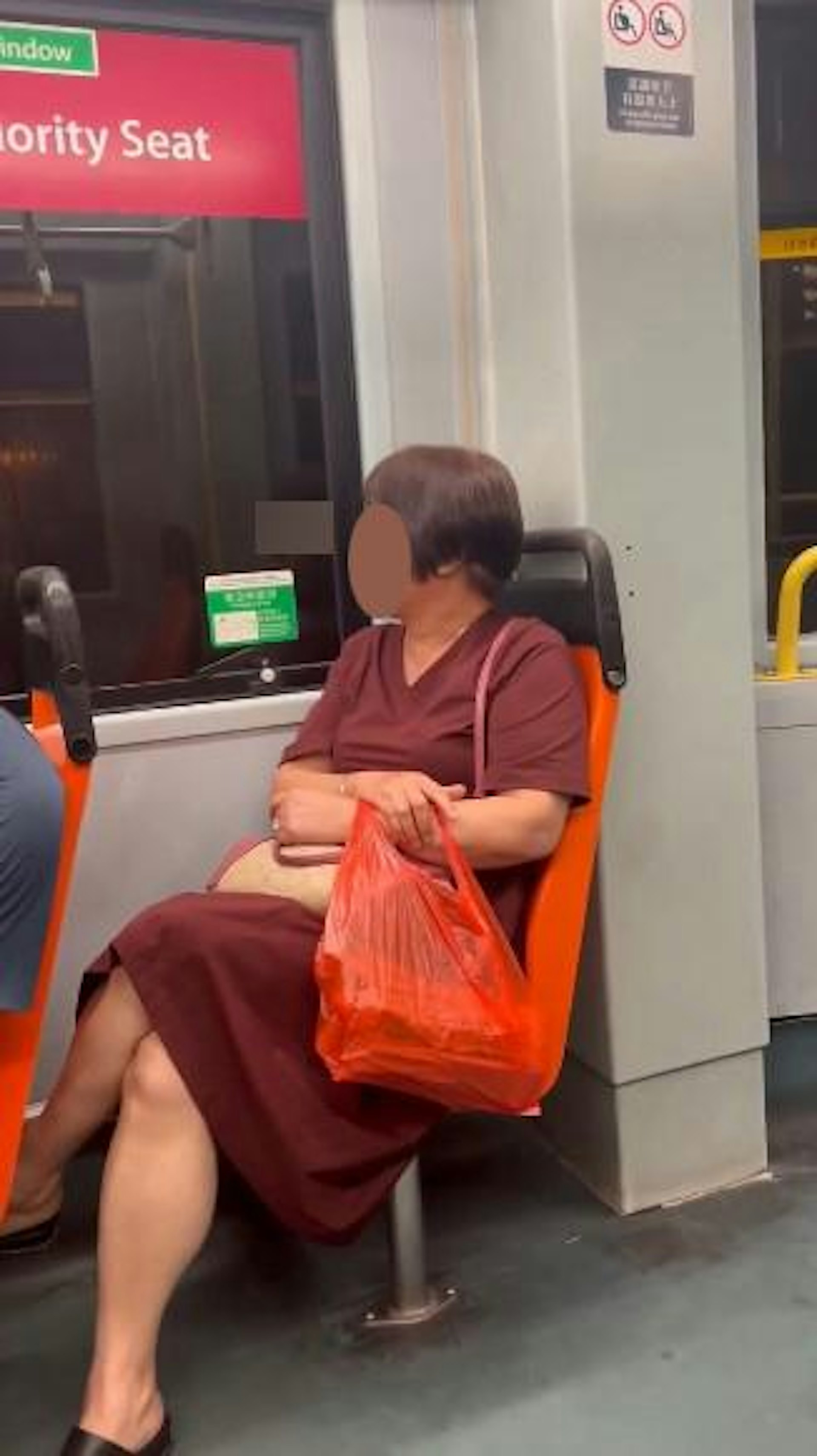 網上流傳影片,輕鐵車廂內有紋身男不滿有大媽大聲用手機,引起17分鐘罵戰。(fb專頁「Hong Kong Friends」影片截圖) 網上流傳影片,輕鐵車廂內有紋身男不滿有大媽大聲用手機,引起17分鐘罵戰。(fb專頁「Hong Kong Friends」影片截圖)