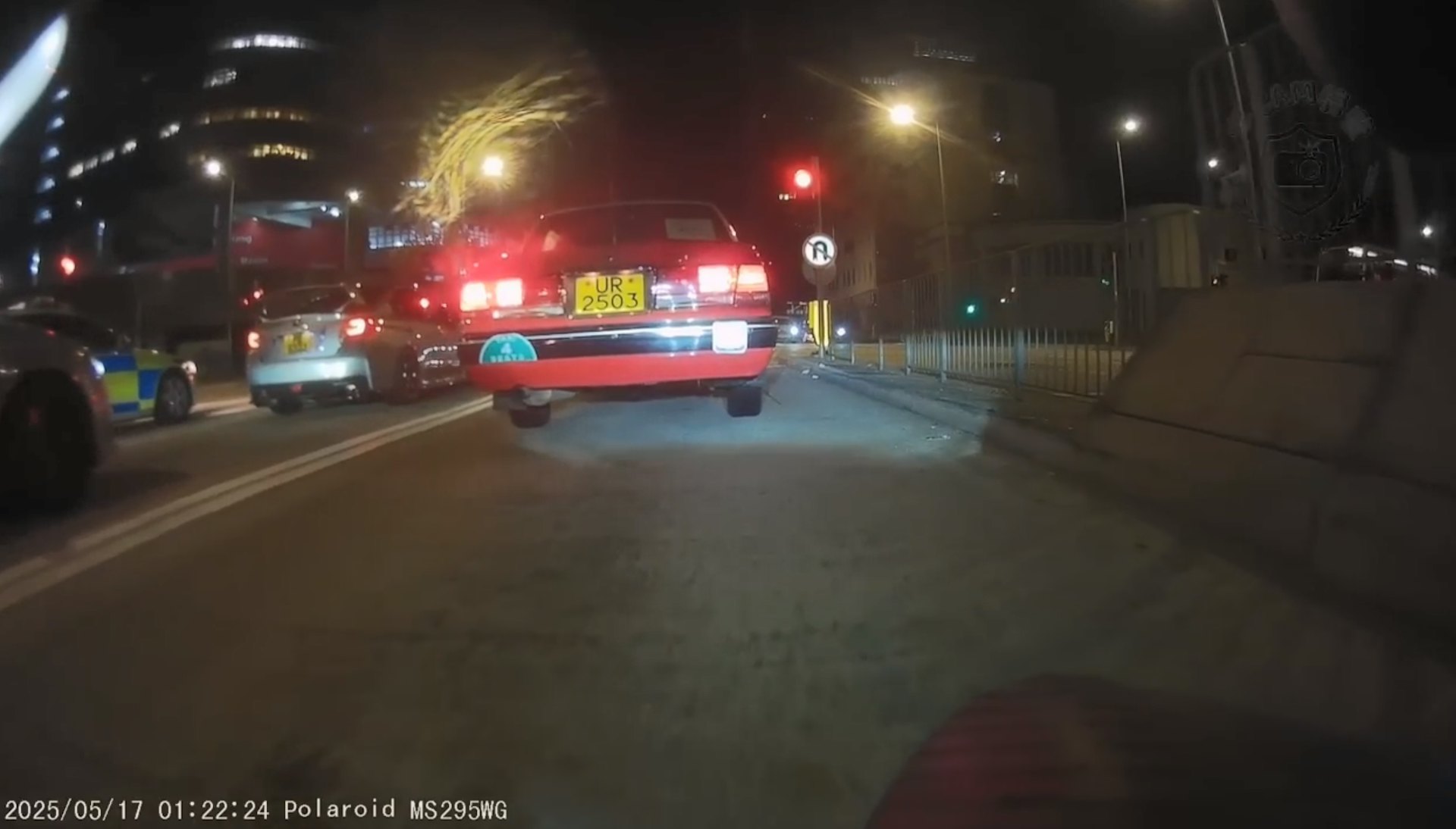 退役警車原本追截兩輛快車,駛至啟祥道輔警總部對開的交通燈位前,三車竟同時因紅燈而停車,期間警車無人執法。