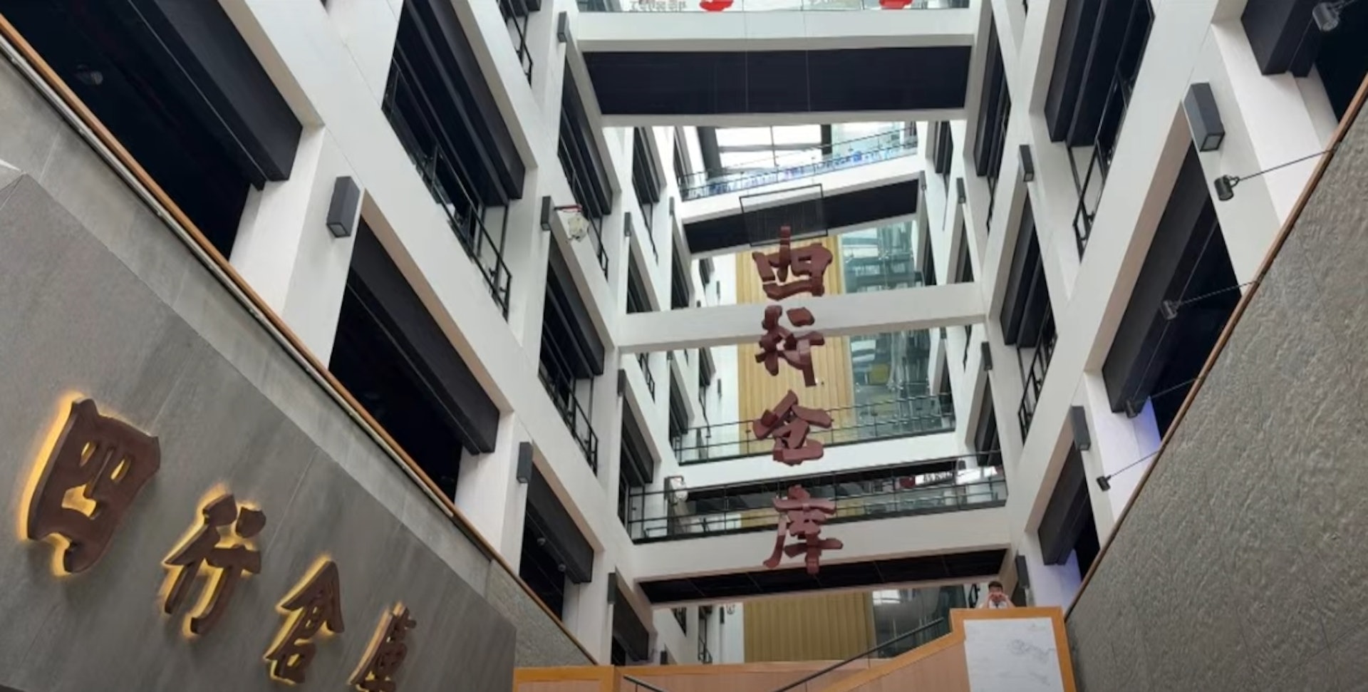 網紅「館長」陳之漢的上海行來到第4天,他今日特地參訪四行倉庫,緬懷前人抗日的浴血犠牲。(YouTube@館長惡名昭彰) 網紅「館長」陳之漢的上海行來到第4天,他今日特地參訪四行倉庫,緬懷前人抗日的浴血犠牲。(YouTube@館長惡名昭彰)