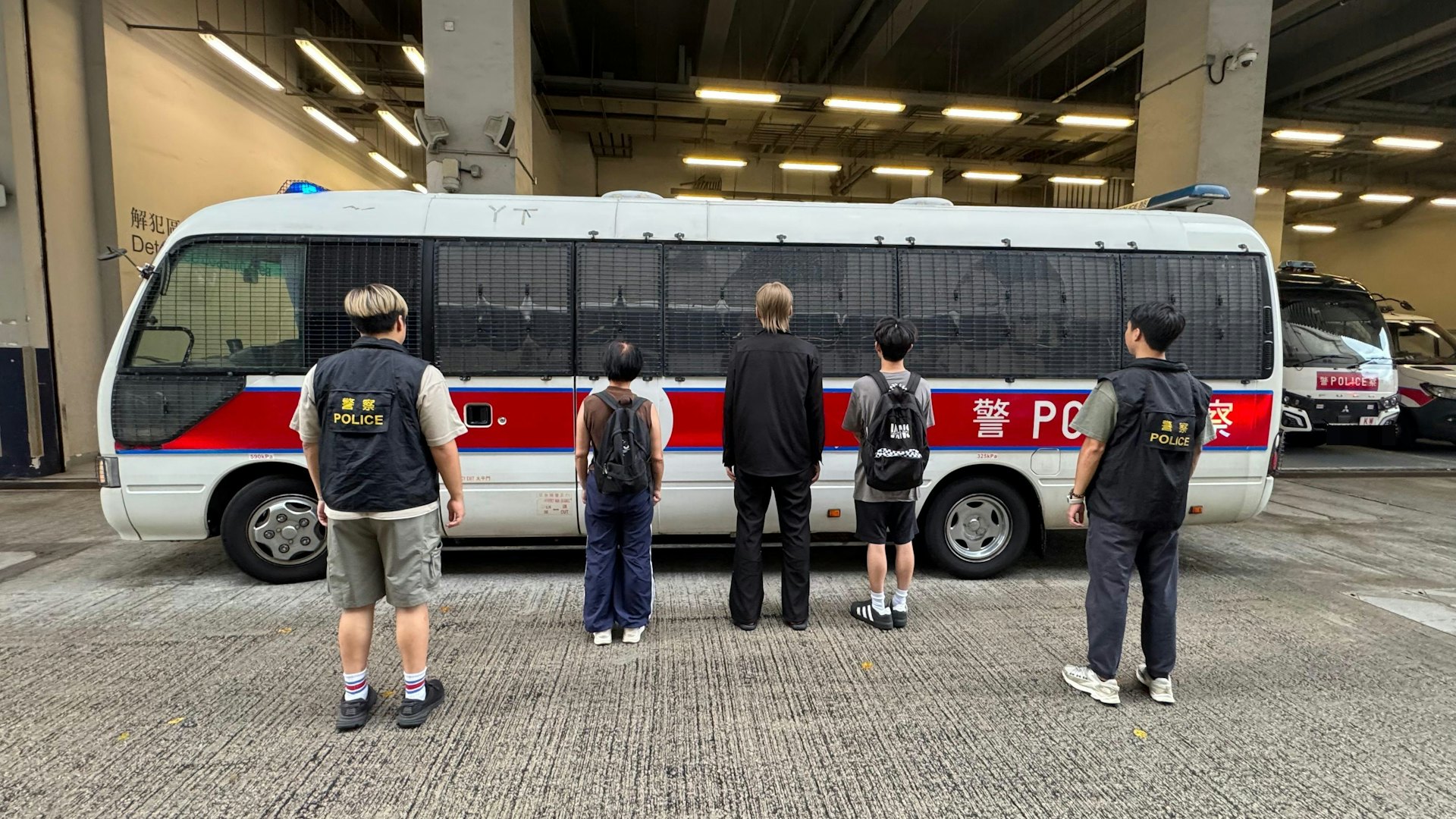 警方在油麻地及尖沙咀放蛇打擊無牌賣酒,在一間無牌酒吧及兩間餐廳合共拘捕5人,並檢獲一批酒類飲品。(警方提供) 警方在油麻地及尖沙咀放蛇打擊無牌賣酒,在一間無牌酒吧及兩間餐廳合共拘捕5人,並檢獲一批酒類飲品。(警方提供)