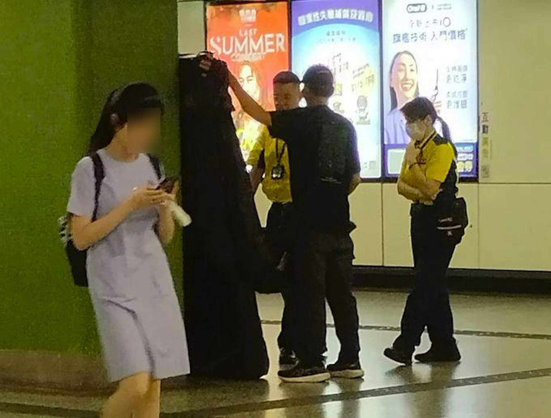本港網絡流傳1段影片,指疑似港鐵石硤尾站閘內付費區域,有攜帶大型行李的男子被多名港鐵職員「斷正」截停。(marcusleungnk/Threads) 本港網絡流傳1段影片,指疑似港鐵石硤尾站閘內付費區域,有攜帶大型行李的男子被多名港鐵職員「斷正」截停。(marcusleungnk/Threads)