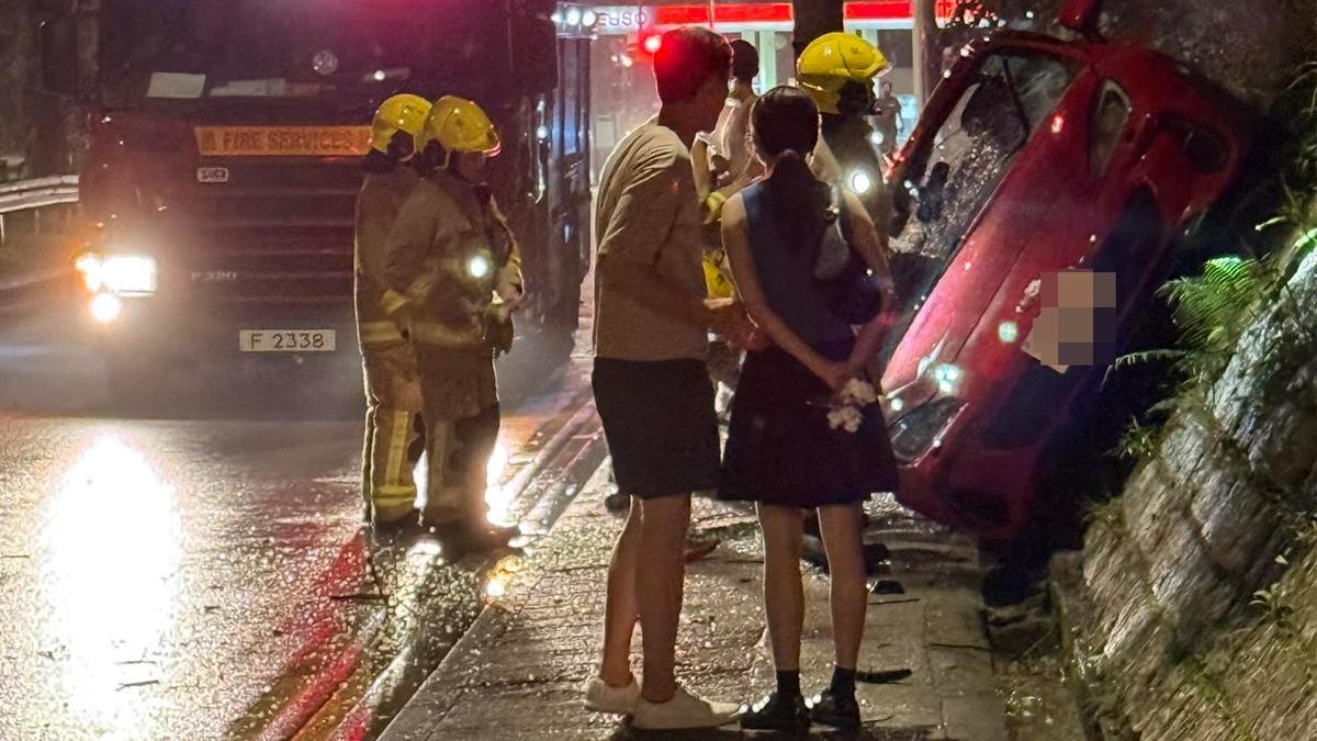 清水灣道私家車剷行人路 斜擱石屎斜坡 短裙女司機一度被困