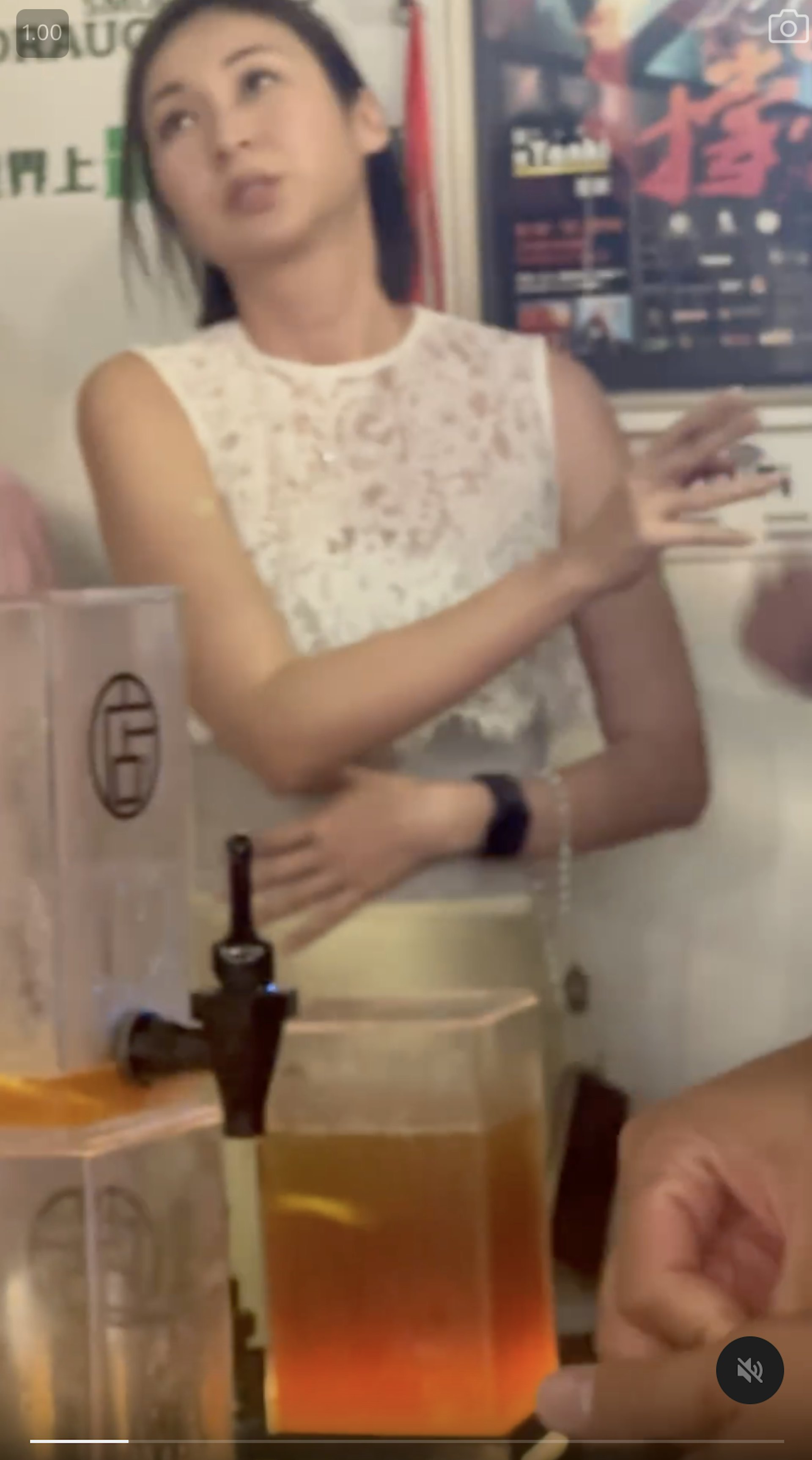 近日網上就流出一段片段,見到莊鍶敏在餐廳內抽煙,她當時正吞雲吐霧,呼出煙圈。(Threads) 近日網上就流出一段片段,見到莊鍶敏在餐廳內抽煙,她當時正吞雲吐霧,呼出煙圈。(Threads)