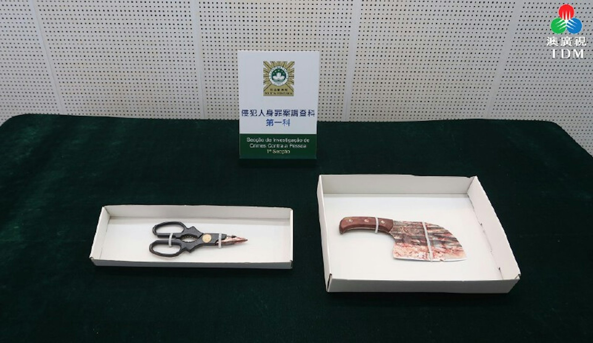 一名澳門藉男子(74歲)疑不滿妻子準備的晚餐,雙方發生爭執打鬥,其間涉案男子用斬骨刀斬向其妻(71歲),導致對方死亡。澳門司警在廚房洗手盆內檢獲兩把有血跡的斬骨刀及剪刀。(澳門電台相片) 一名澳門藉男子(74歲)疑不滿妻子準備的晚餐,雙方發生爭執打鬥,其間涉案男子用斬骨刀斬向其妻(71歲),導致對方死亡。澳門司警在廚房洗手盆內檢獲兩把有血跡的斬骨刀及剪刀。(澳門電台相片)