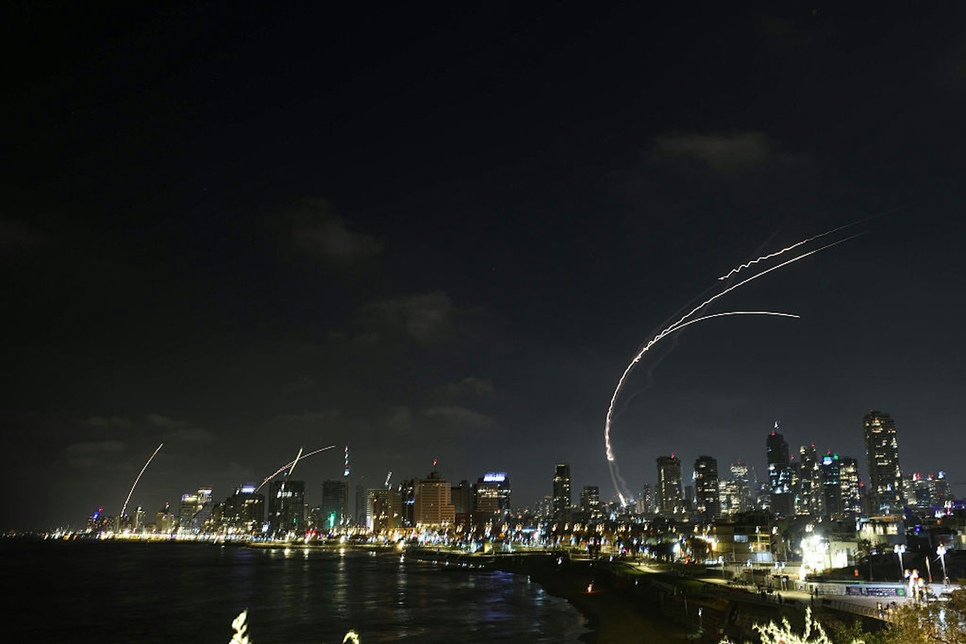 2025年6月13日,伊朗反擊空襲以色列,以色列特拉維夫城市冒煙 (Anadolu via Getty Images)