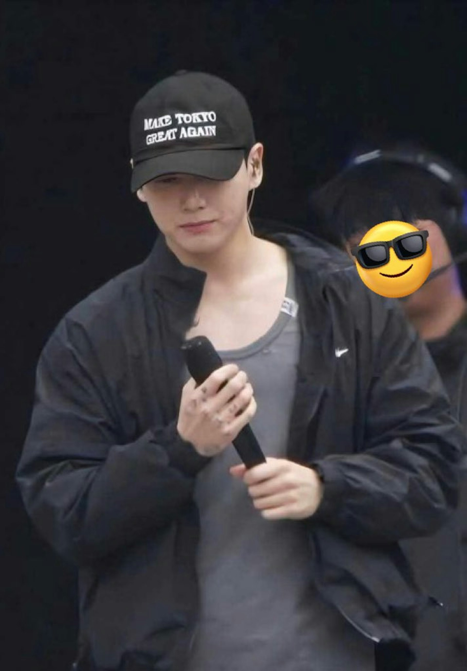 BTS成員柾國在彩排時戴的帽子寫有「MAKE TOKYO GREAT AGAIN(讓東京再次偉大)」標語,引發網友質疑其政治立場(X@pannchoa) BTS成員柾國在彩排時戴的帽子寫有「MAKE TOKYO GREAT AGAIN(讓東京再次偉大)」標語,引發網友質疑其政治立場(X@pannchoa)