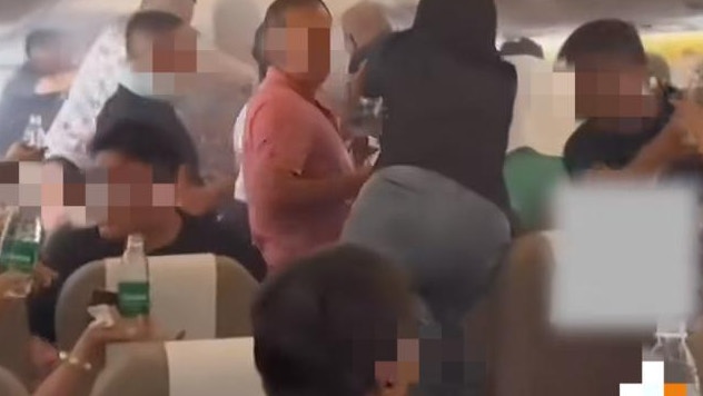 上海航空飛行途中機艙突發「尿袋」冒煙 乘客合力搬礦泉水撲救